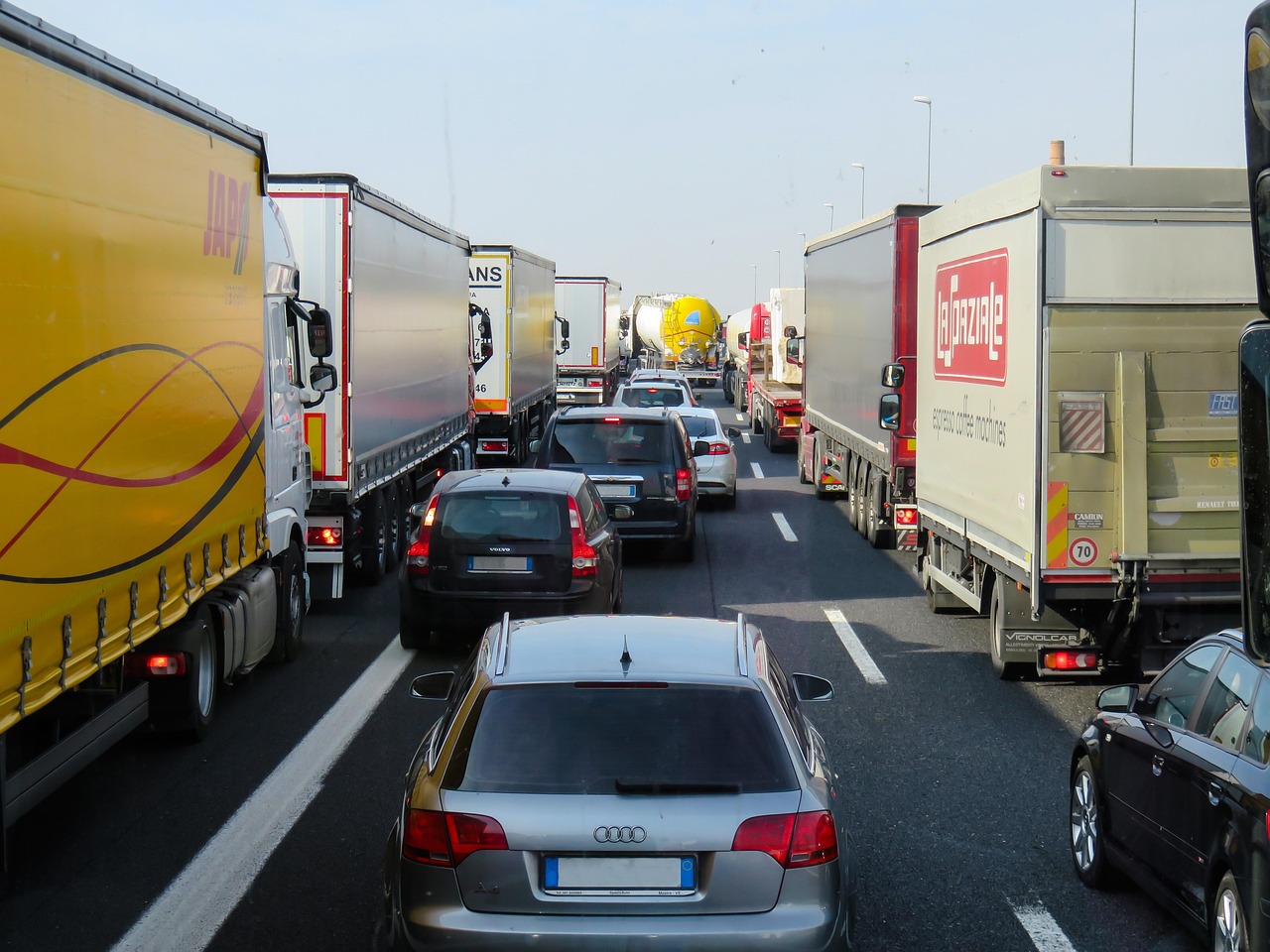 Korek na autostradzie po wypadku samolotu.
