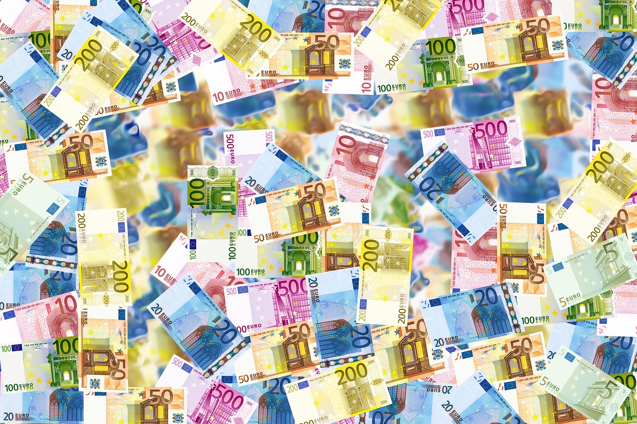 Banknoty euro symbolizujące porozumienie handlowe UE-USA.