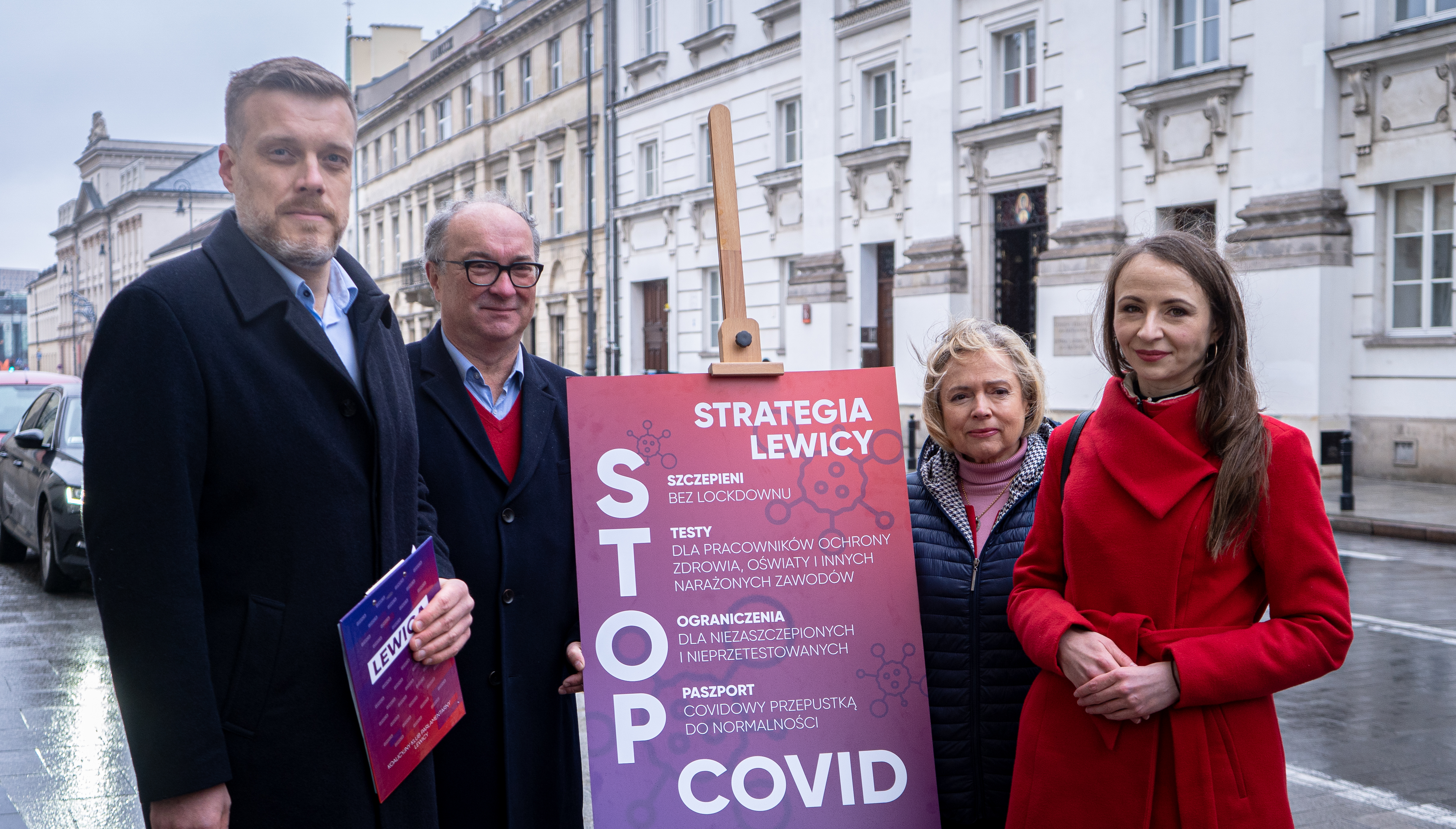 Lewica przedstawia strategię walki z COVID. Włodzimierz Czarzasty i politycy Lewicy na konferencji.