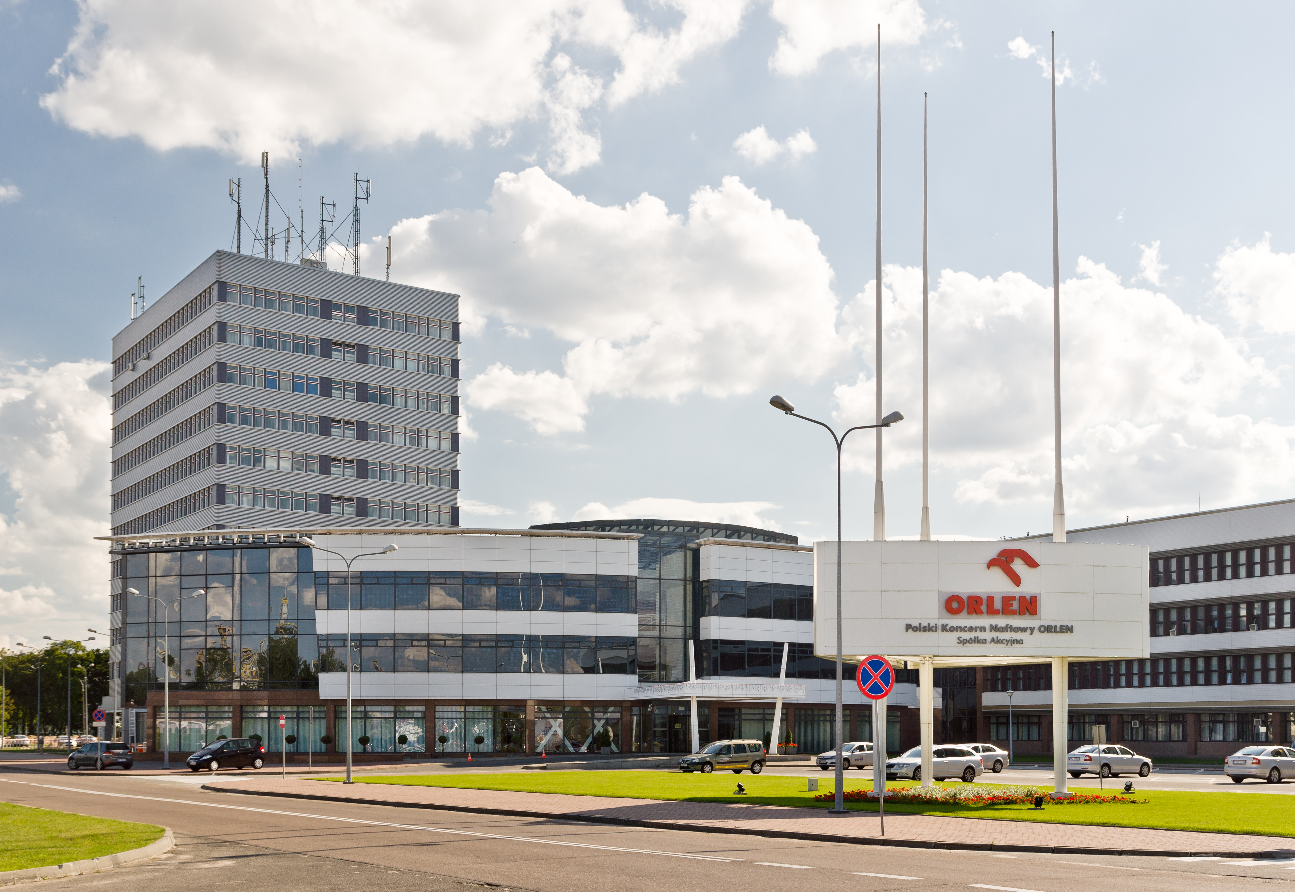 Siedziba Orlenu z logo firmy i nowoczesną architekturą budynku.