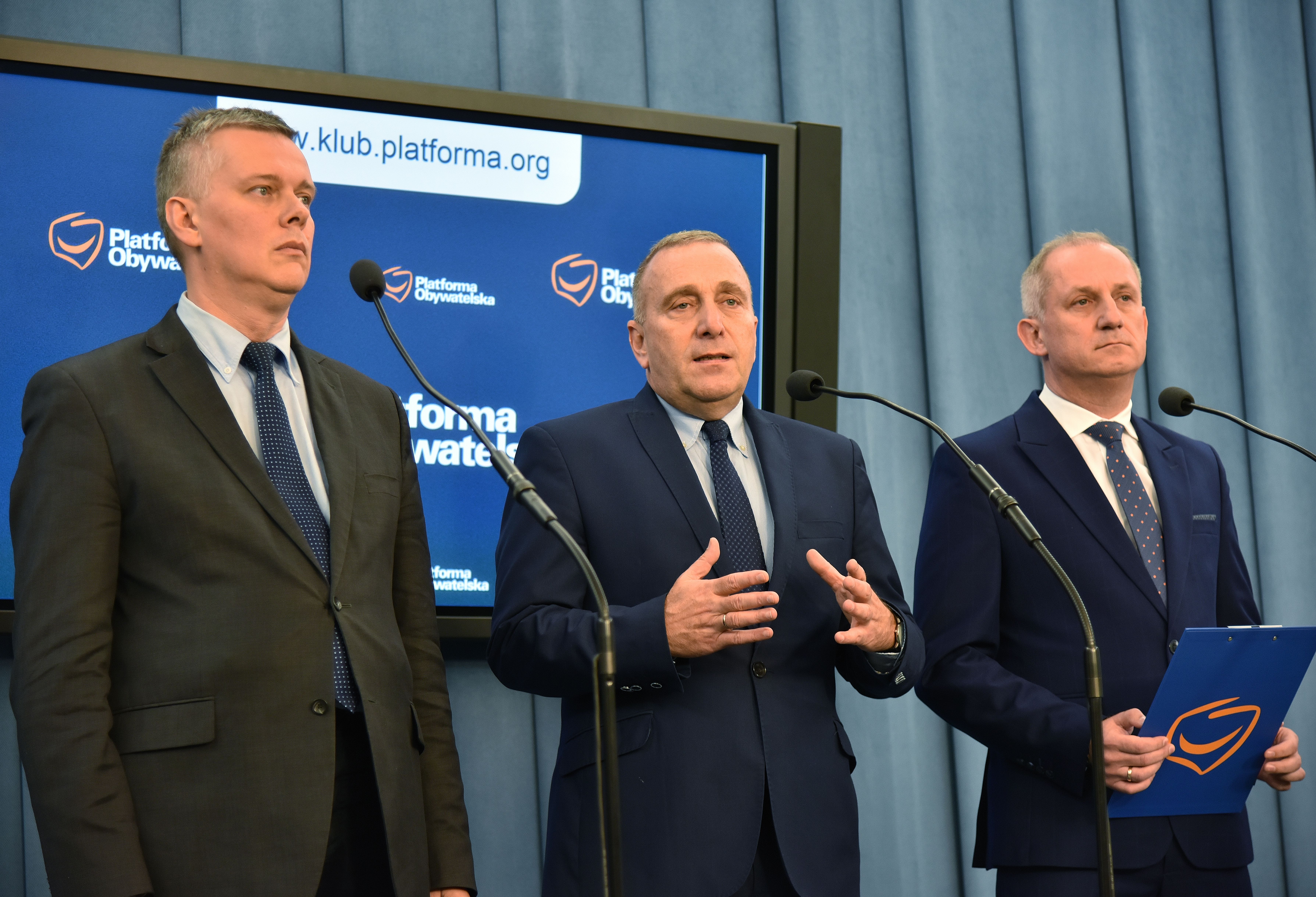 Tomasz Siemoniak, minister koordynator służb specjalnych, podczas konferencji prasowej.