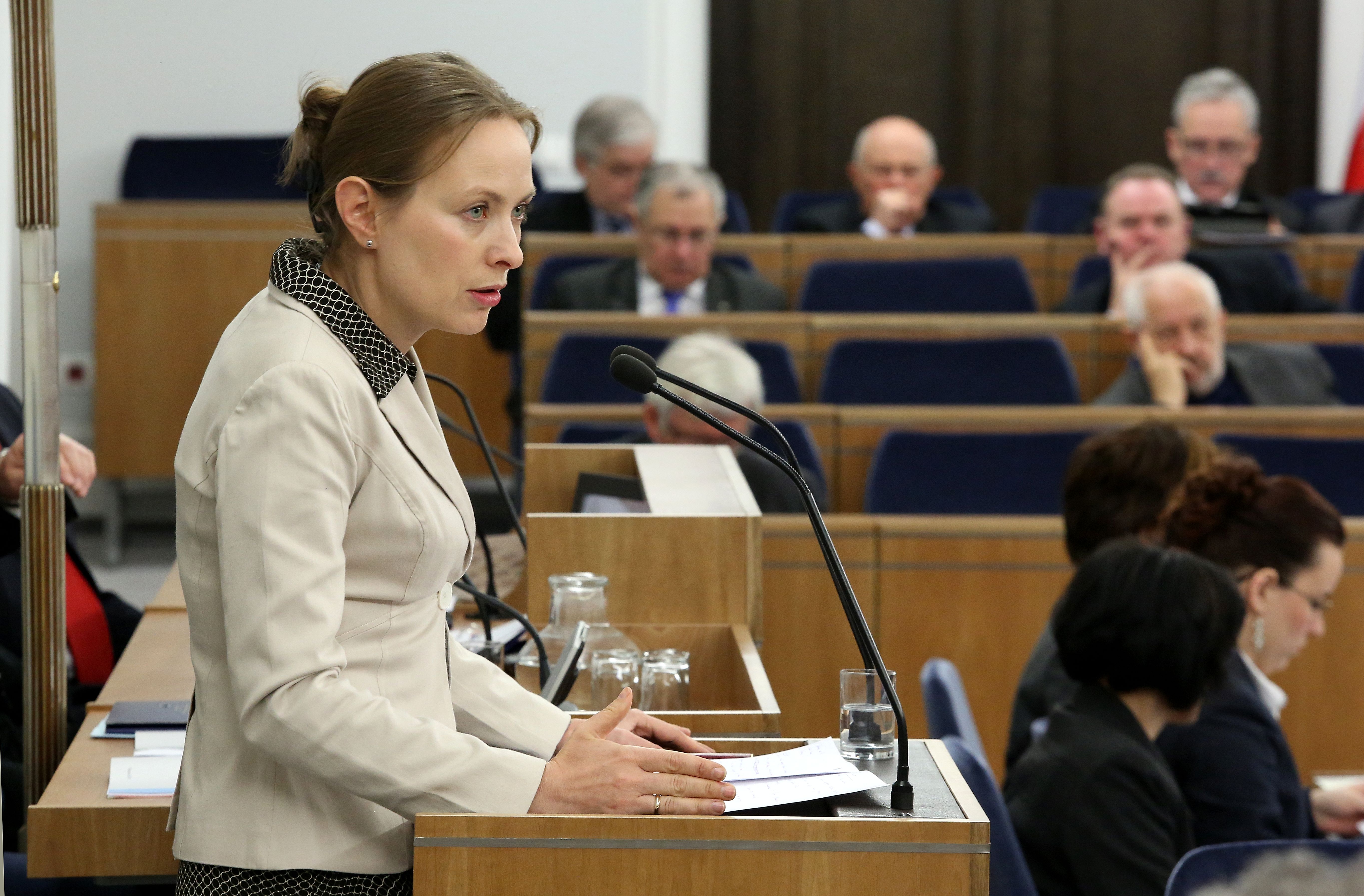 Katarzyna Pełczyńska-Nałęcz podczas przemówienia, omawiająca swoje oświadczenie majątkowe.