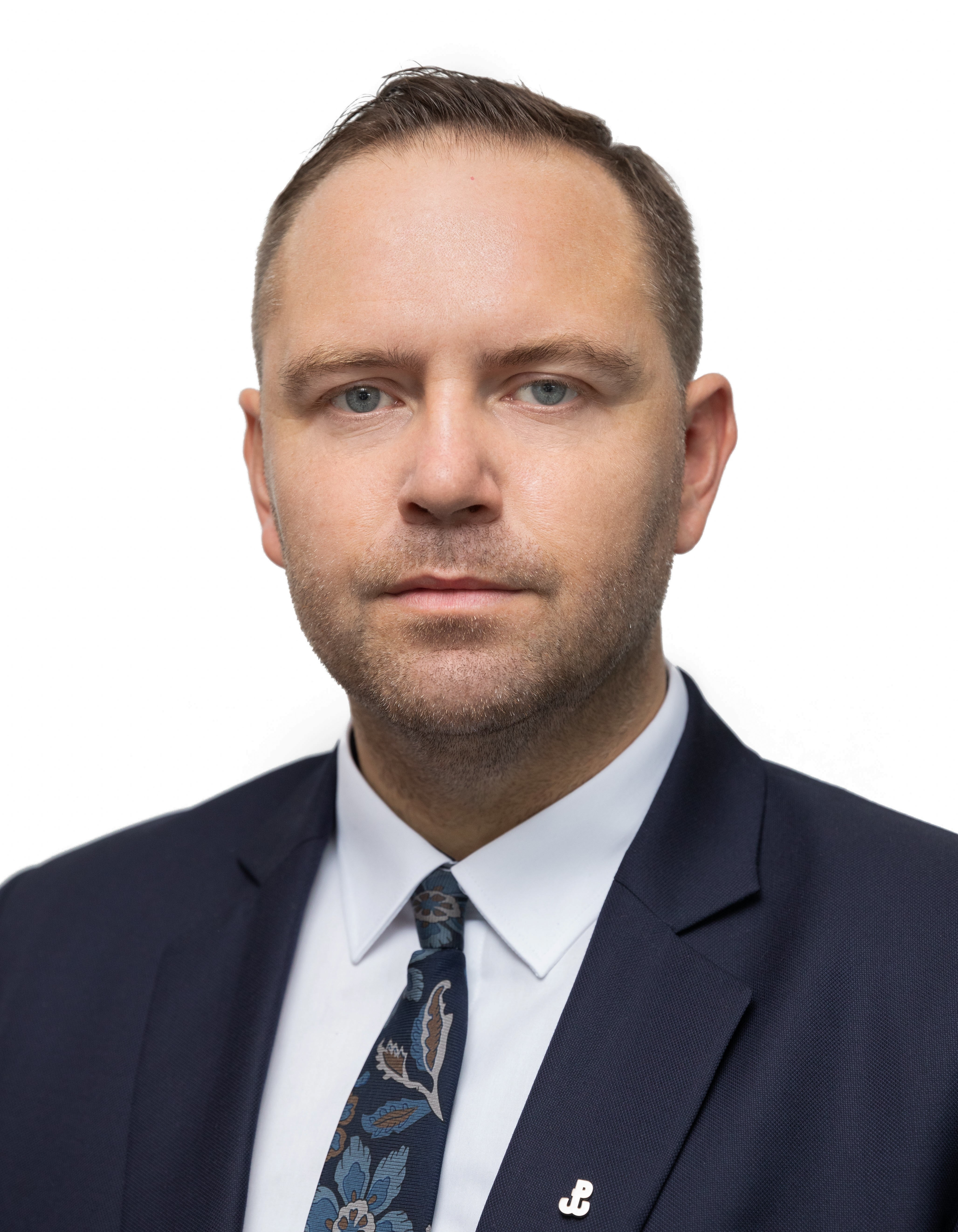 Portret Karola Nawrockiego w garniturze, kluczowa postać polityczna.