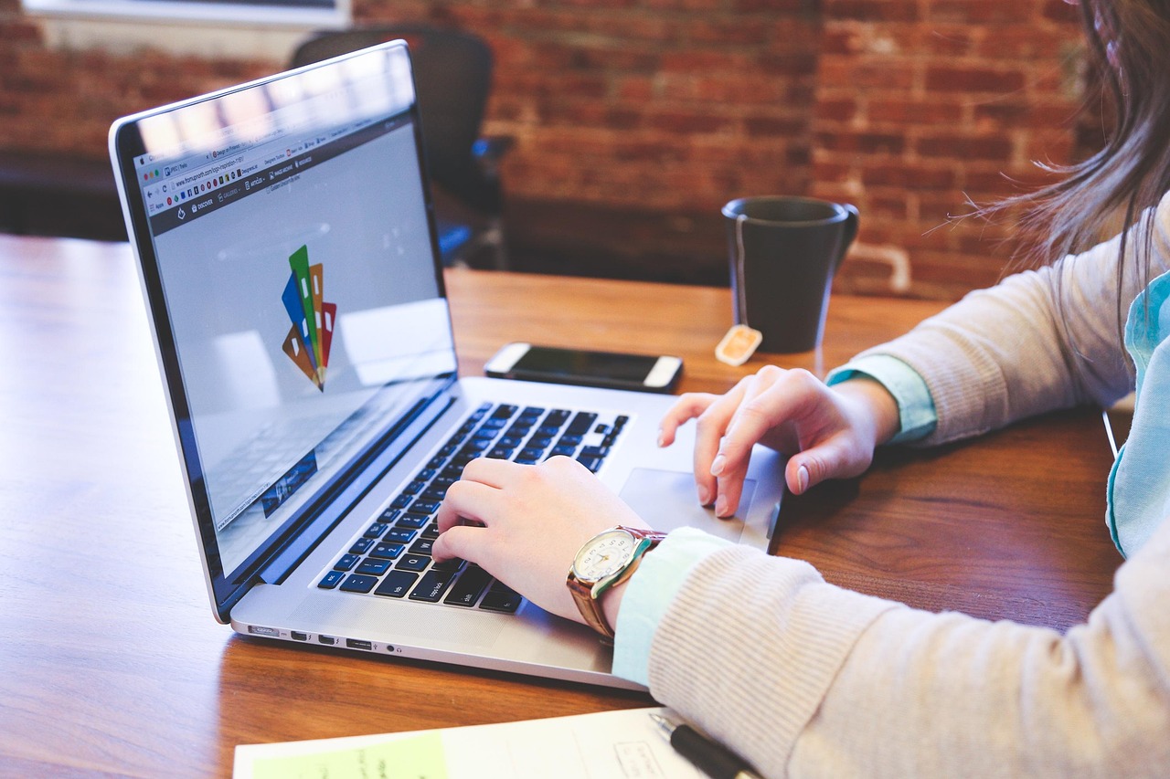 Przedsiębiorca pracuje na laptopie, przygotowując się do wdrożenia KSeF 2.0.
