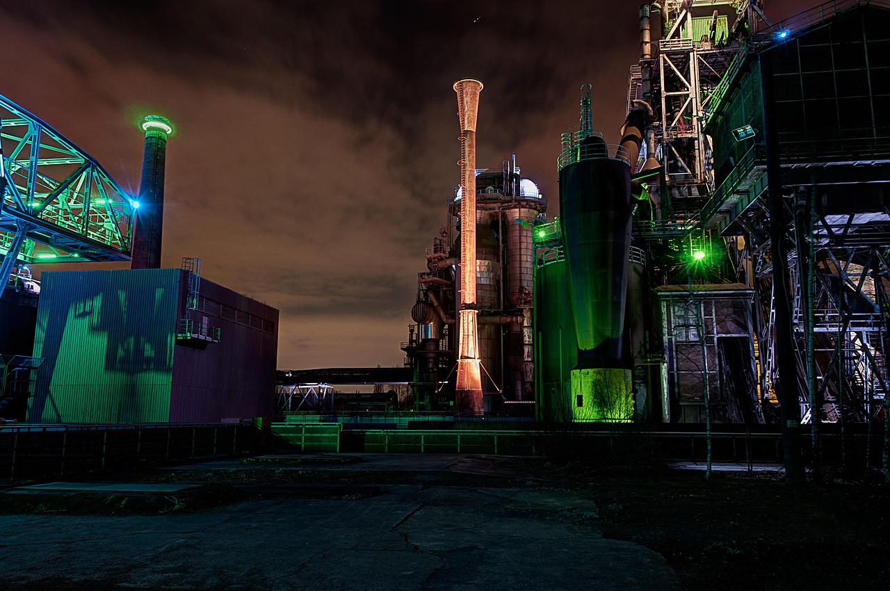 Przemysłowa instalacja nocą, sugerująca energetykę
