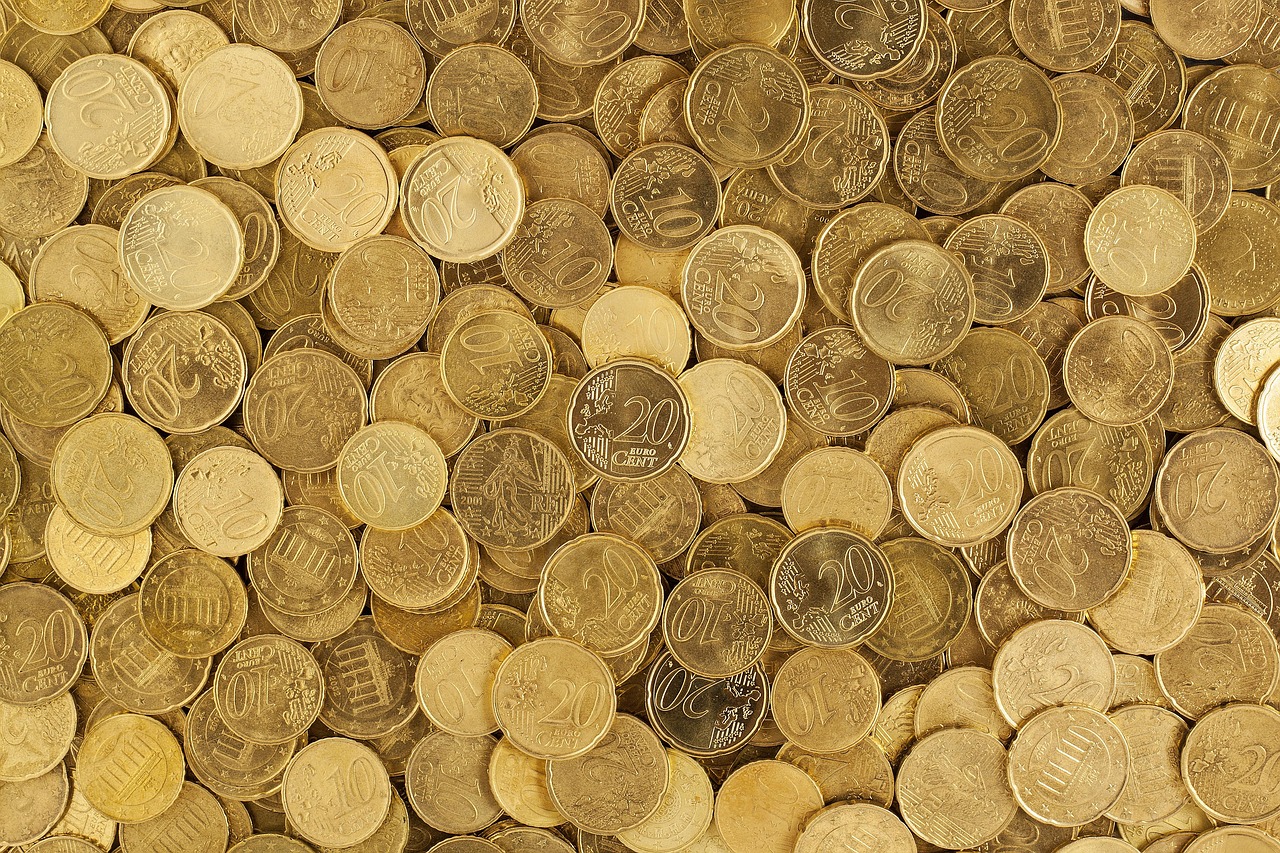 Złote monety euro jako symbol budżetu 2026 i finansów państwa.