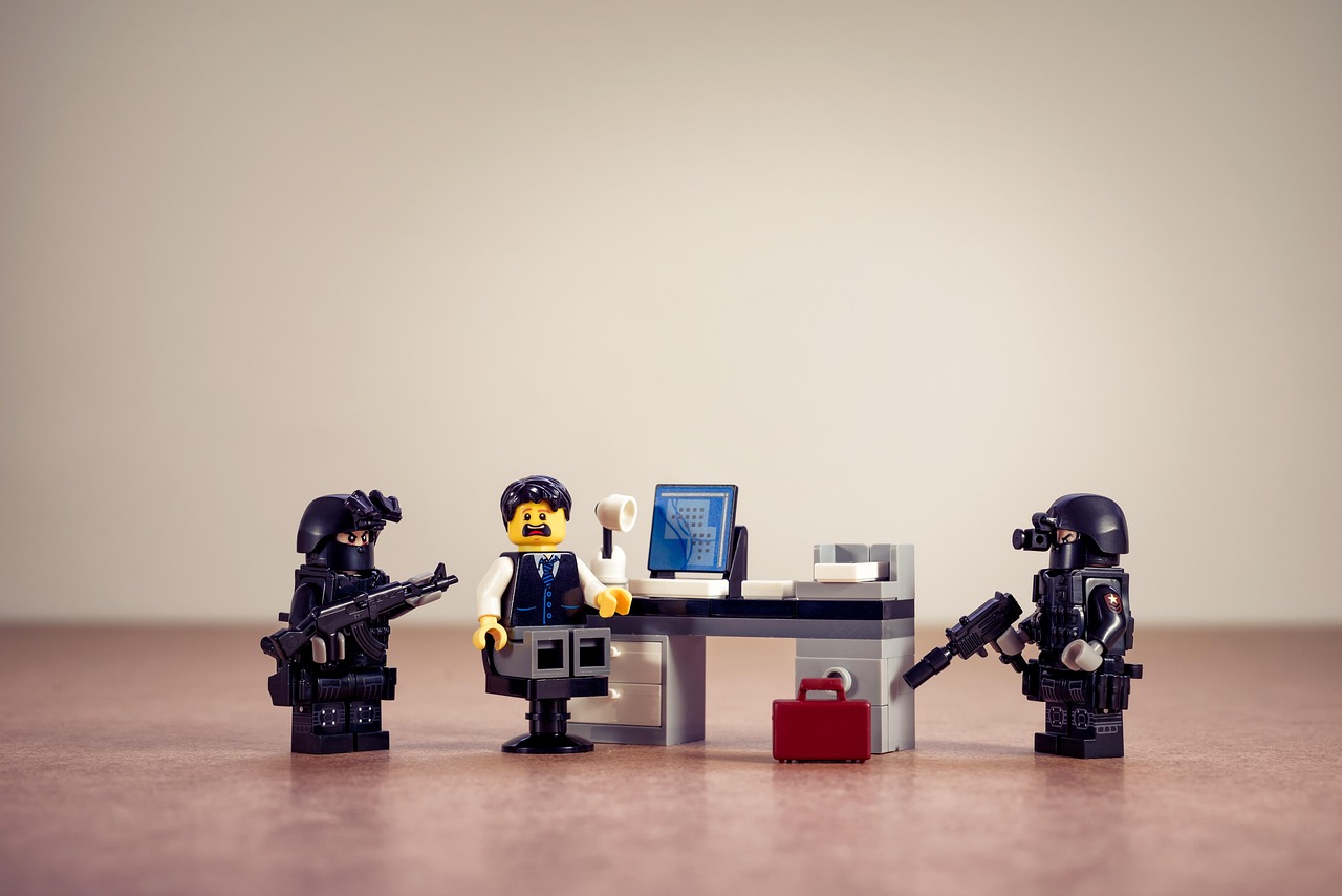 Zatrzymanie sprawców ataku na byłego ministra przez policję w formie klocków Lego.