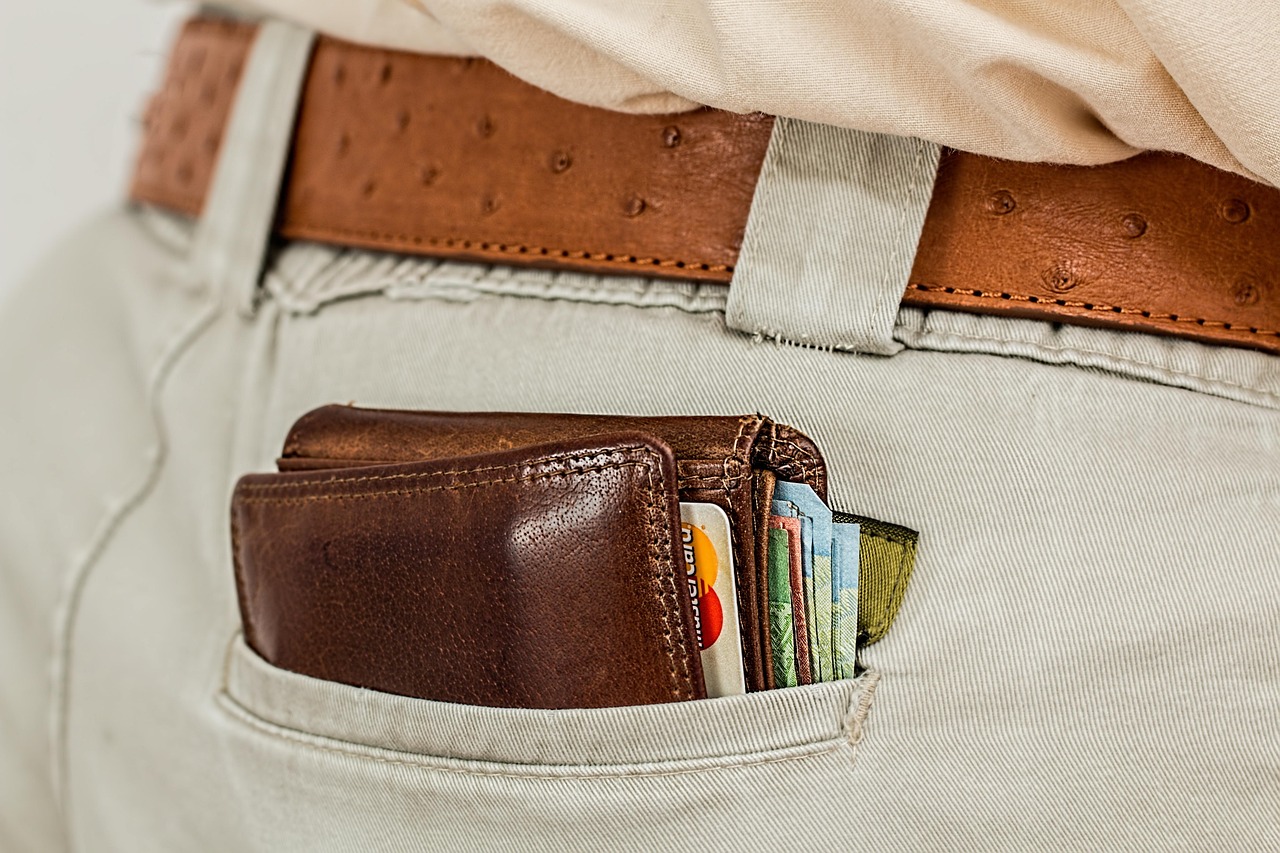Portfel z pieniędzmi w kieszeni spodni, symbolizujący finanse firmy Pernod