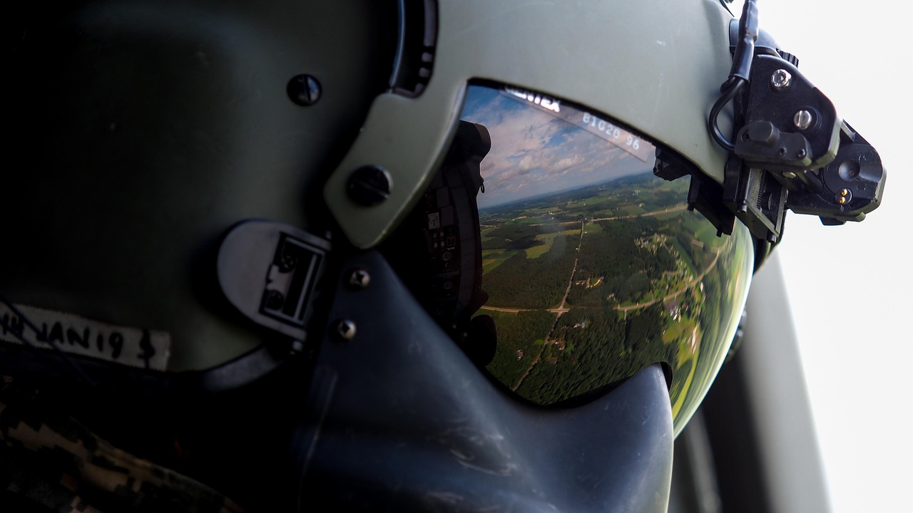 Widok z kokpitu F-16: odbicie krajobrazu w hełmie pilota przed tragicznym wypadkiem.
