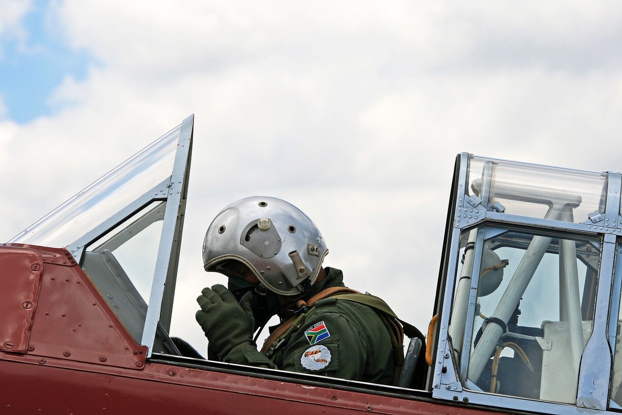 Pilot w hełmie siedzi w kabinie samolotu przed incydentem F-16.