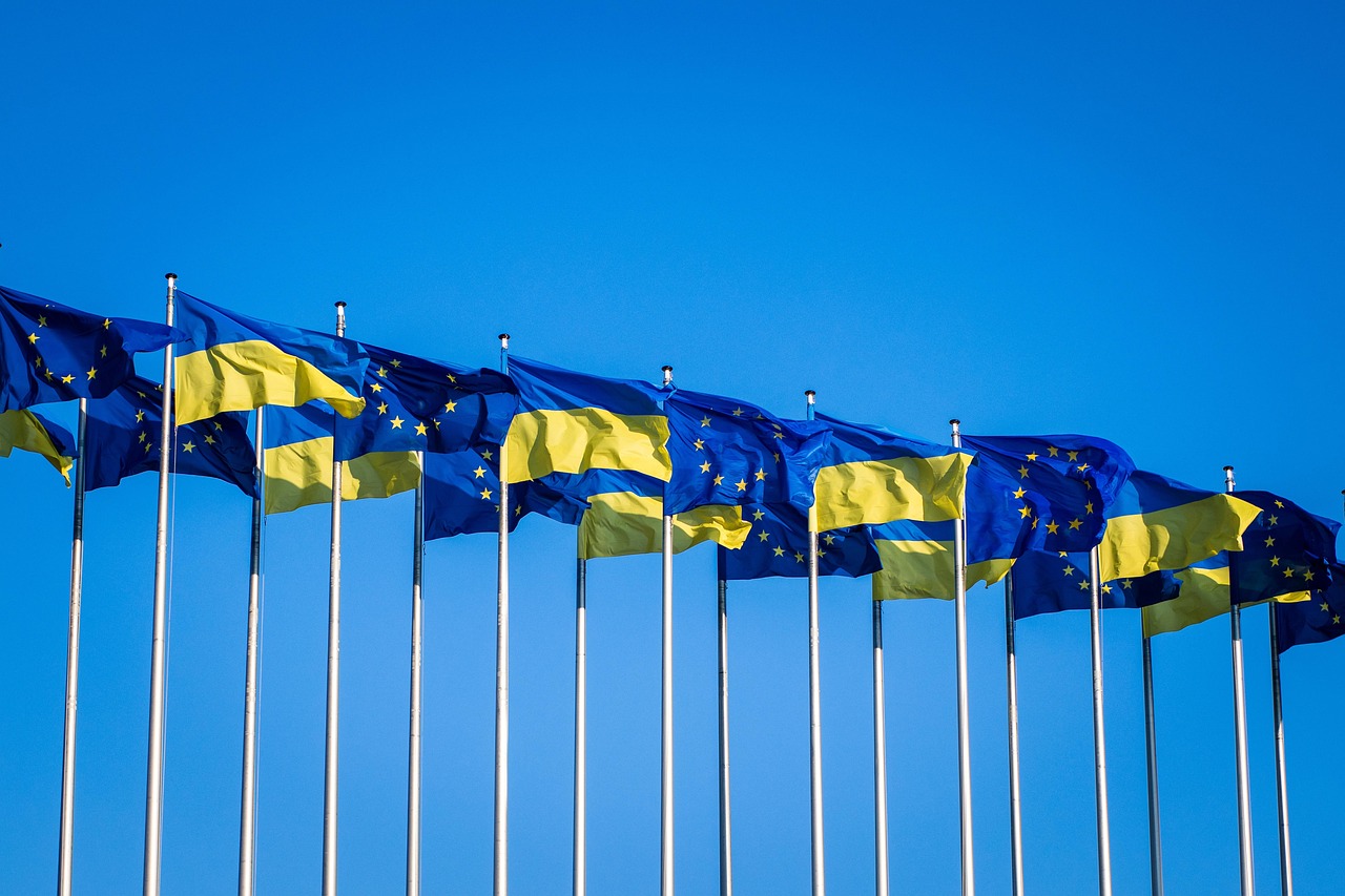 Flagi Ukrainy i Unii Europejskiej symbolizujące amerykańskie działania dyplomatyczne na rzecz pokoju.