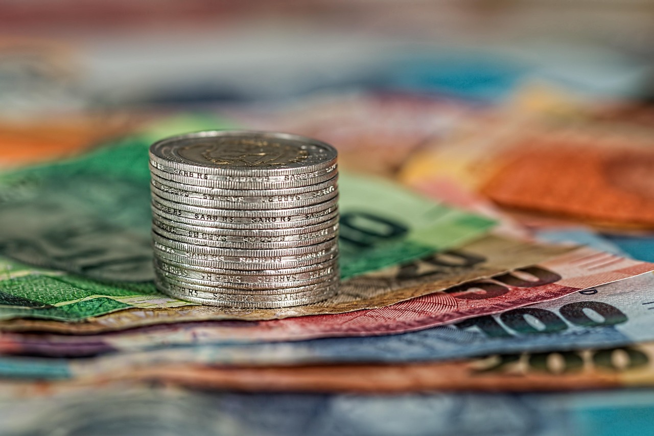 Stos monet na banknotach symbolizujący transakcje bankowe w Berlinie