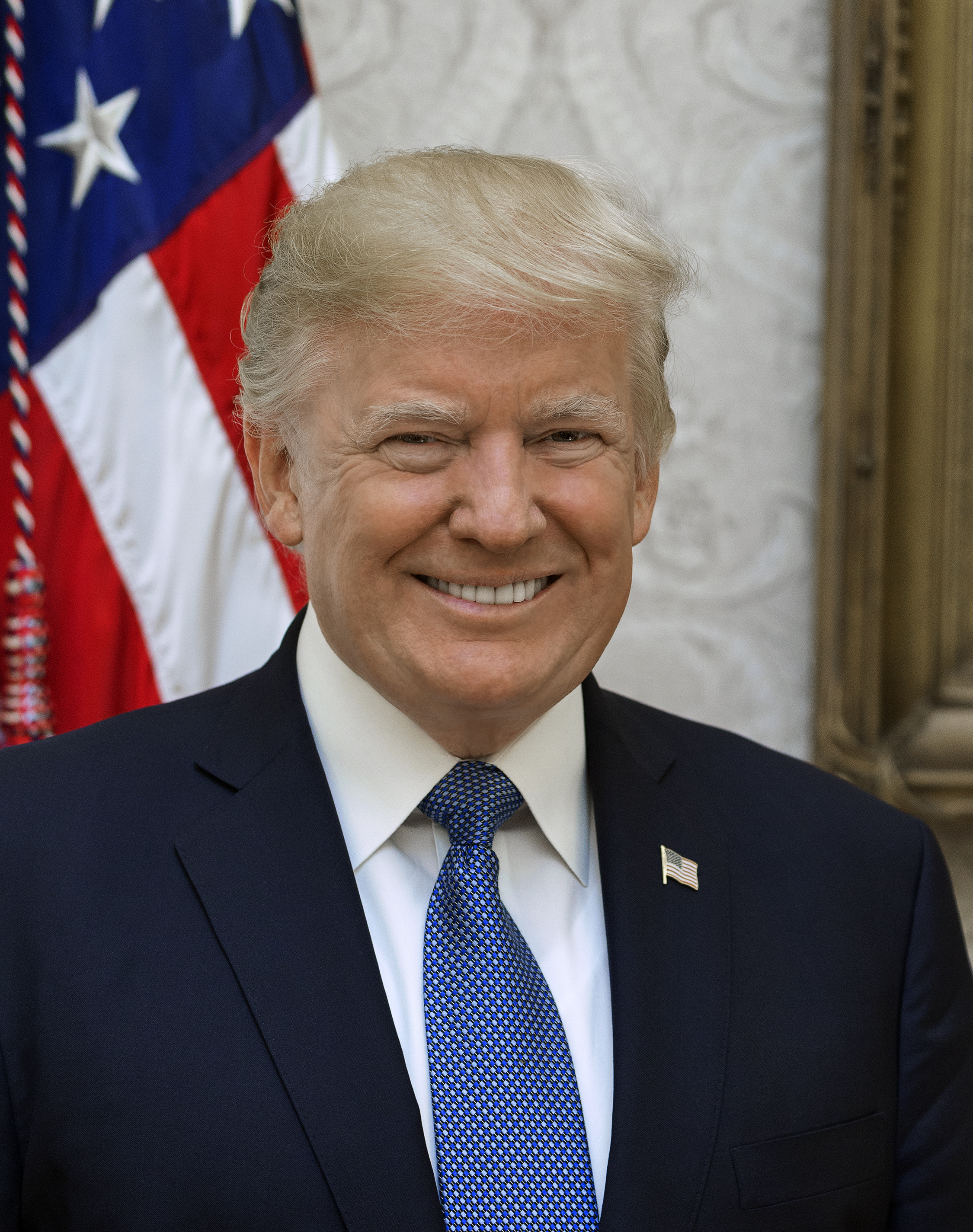Donald Trump w garniturze, za nim flaga USA, omawia plany po rozmowach z Putinem.