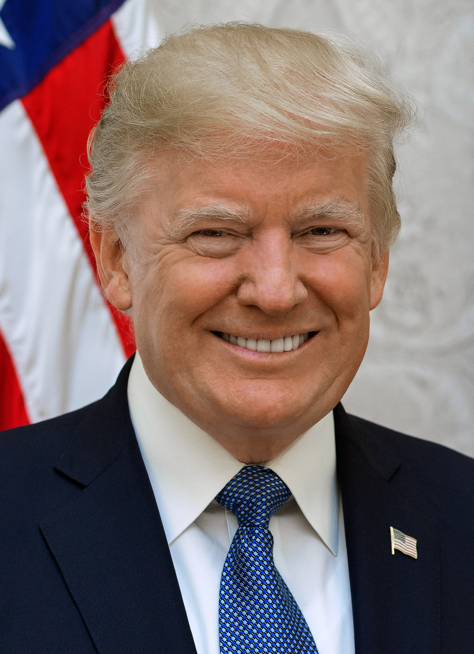Donald Trump w garniturze i krawacie, na tle flagi USA, w tle artykułu o jego gniewie na prognozy Goldman Sachs.