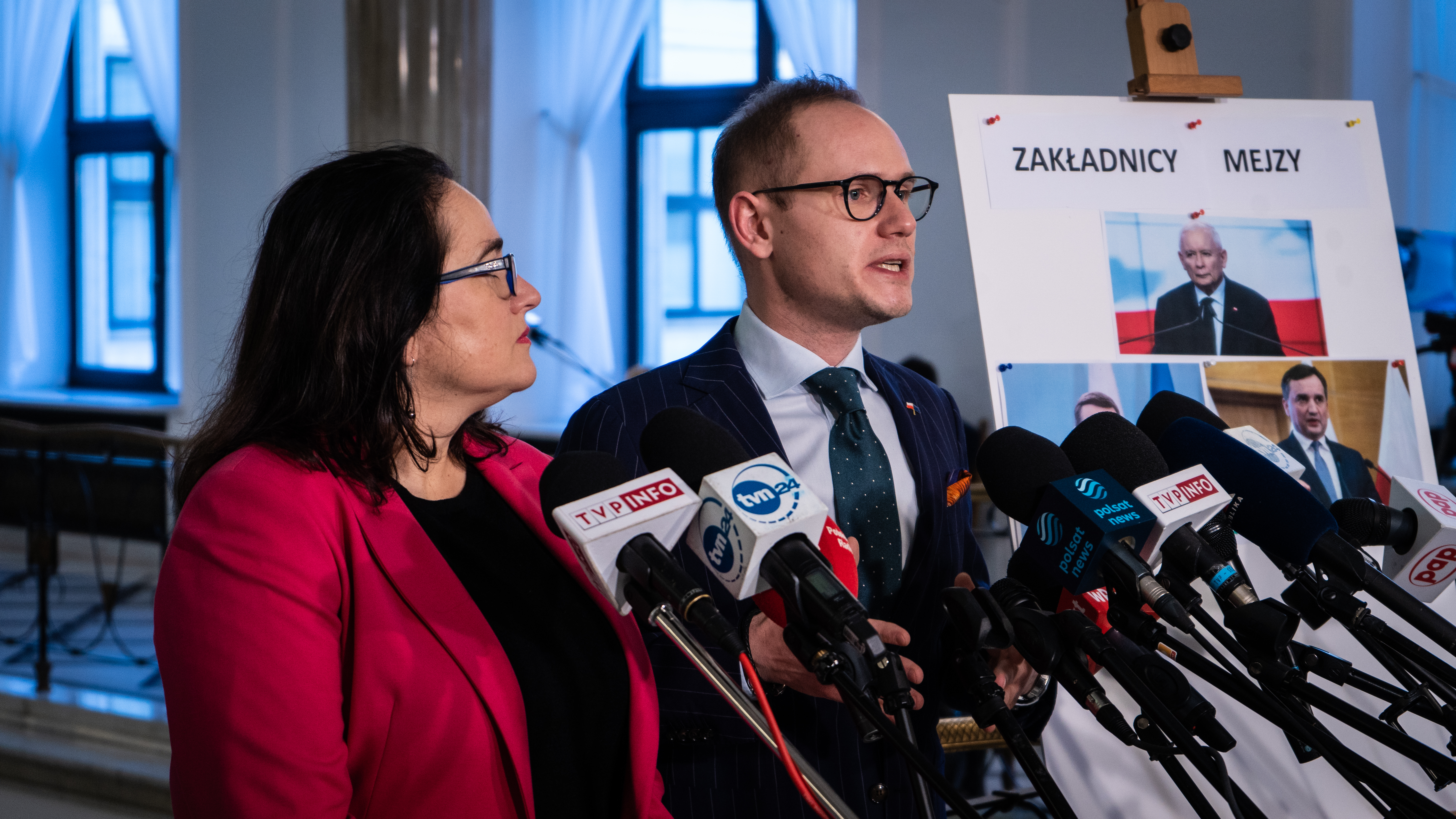 Poseł Łukasz Mejza przemawia na konferencji prasowej, na której omawiane są kontrowersje dotyczące jego wakacji.