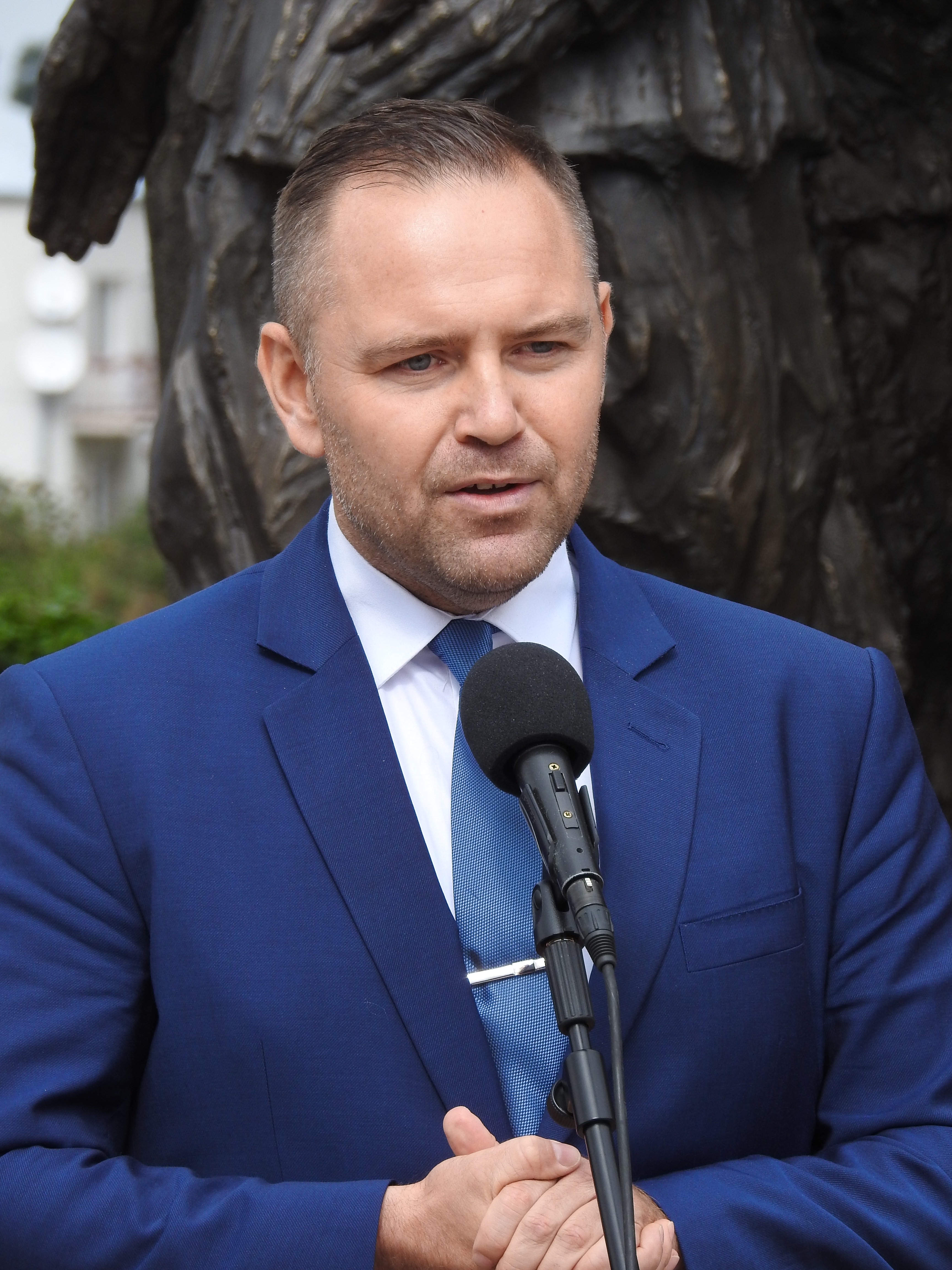 Prezydent Karol Nawrocki przemawia przy mikrofonie w sprawie weta ustawy o ropie i gazie.