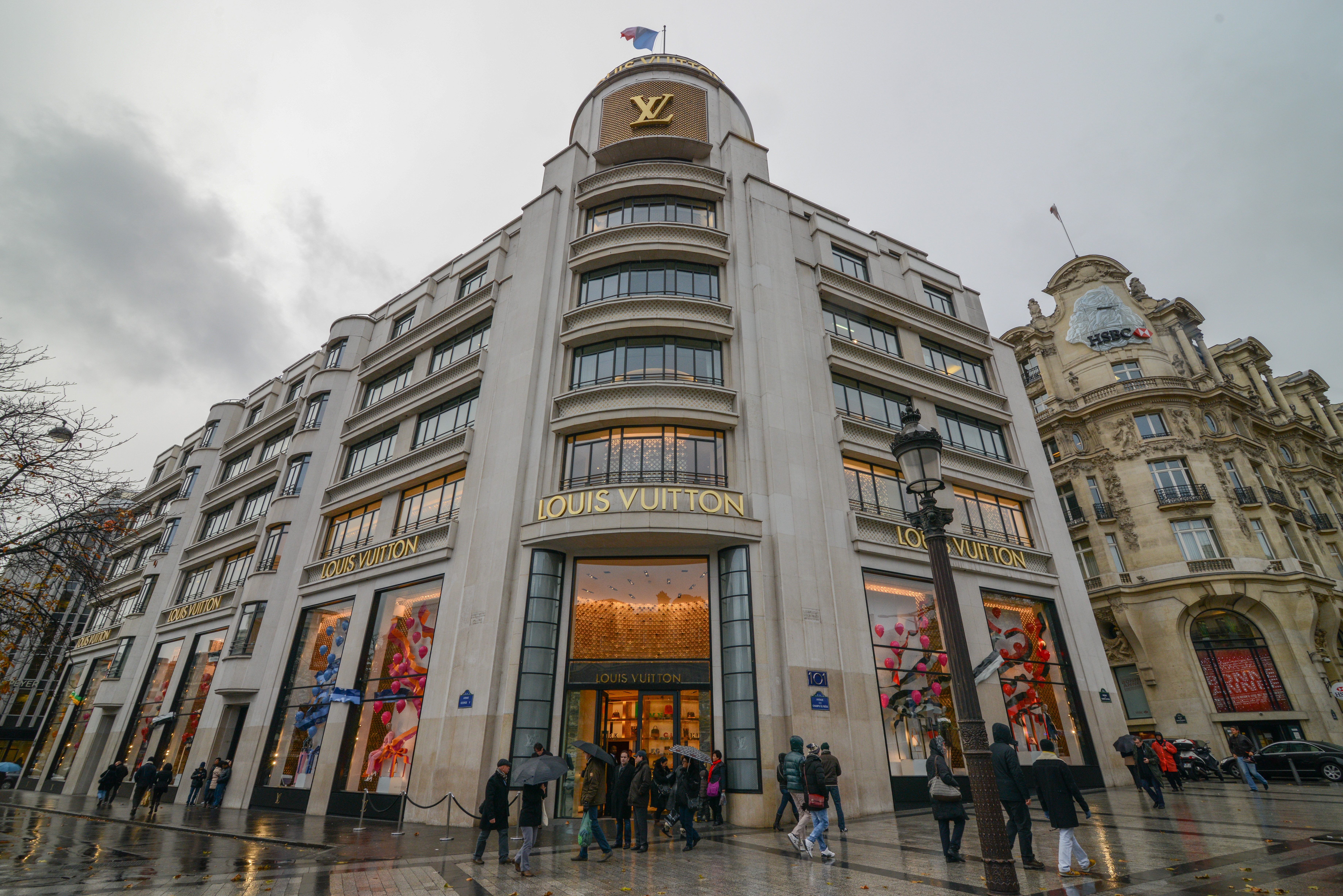 Elegancki budynek Louis Vuitton w Paryżu, zapowiadający wejście marki na rynek makijażu.