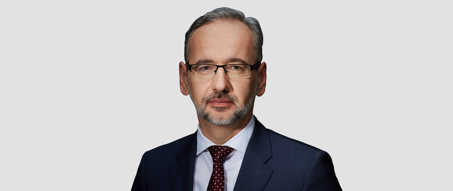 Adam Niedzielski, były minister zdrowia, w garniturze i okularach.