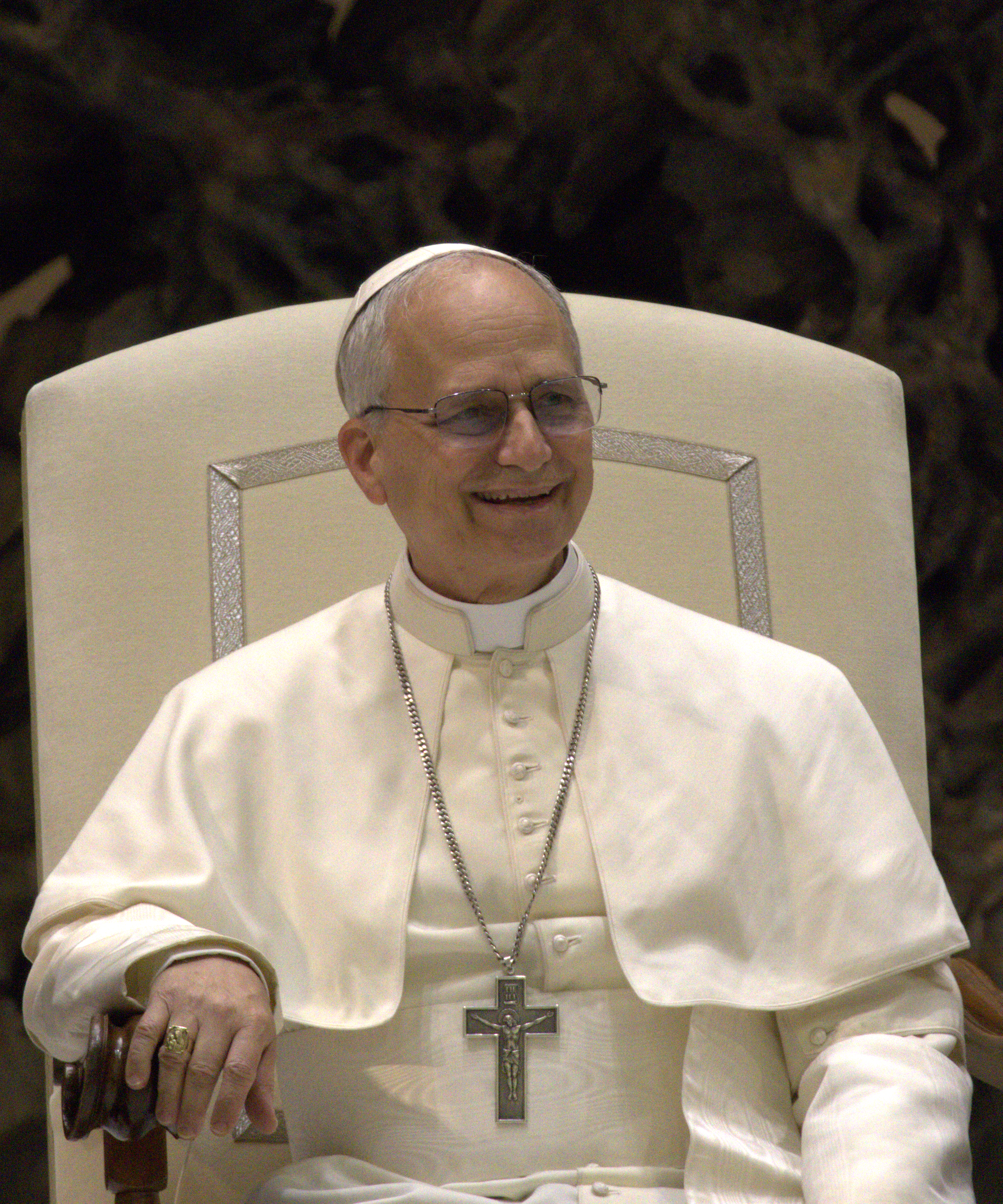 Papież Leon XIV w białej sutannie i z krzyżem na szyi, apeluje do Polaków o odnowę.