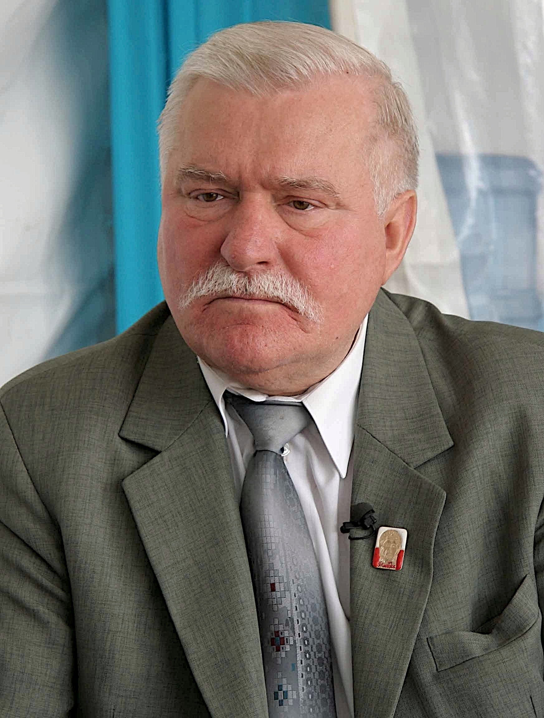 Lech Wałęsa w garniturze, omawia swoje wyzwania zdrowotne i przyszłość.