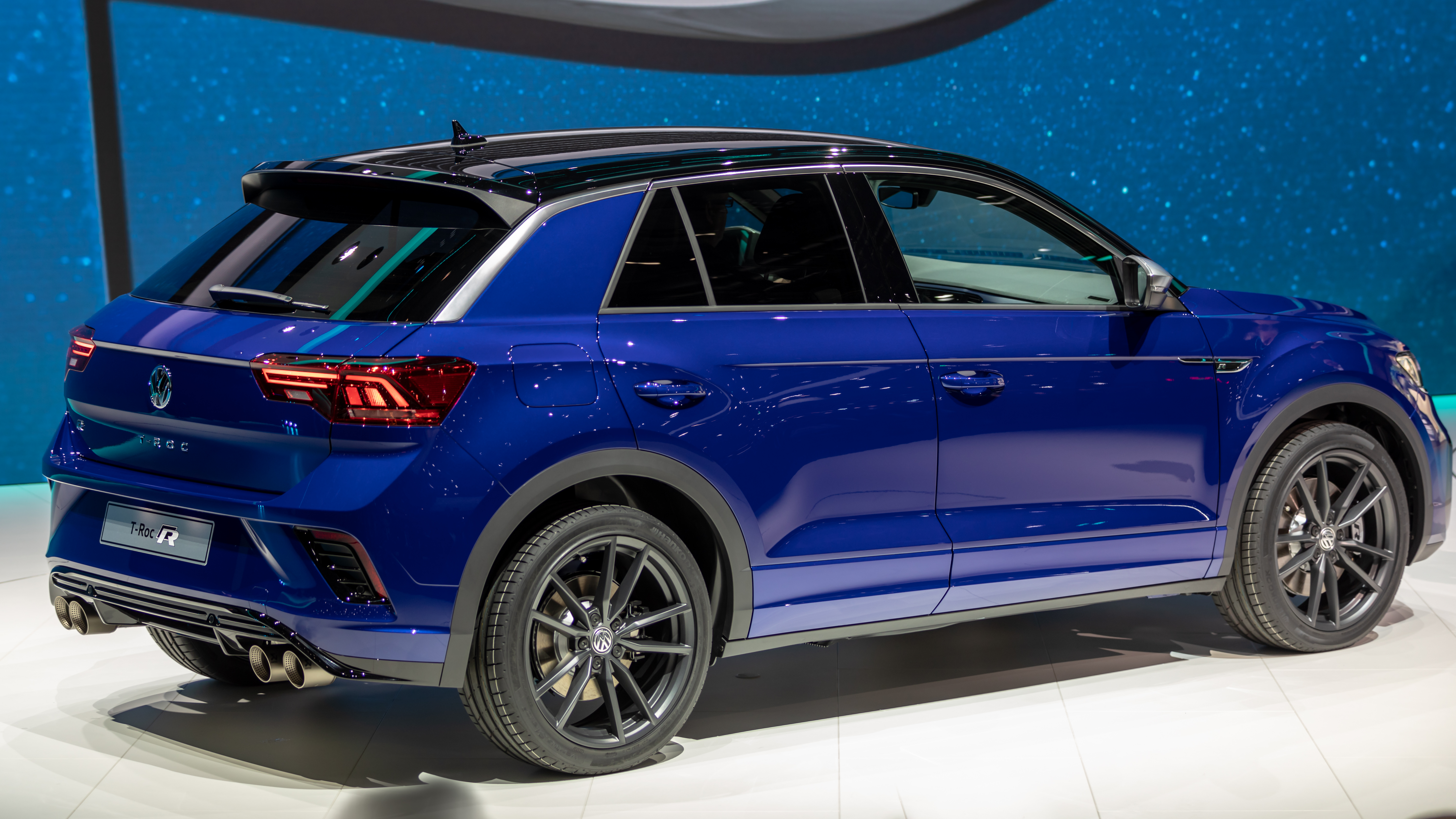 Niebieski Volkswagen T-Roc R z zacieśnionym zawieszeniem i sportowymi felgami.