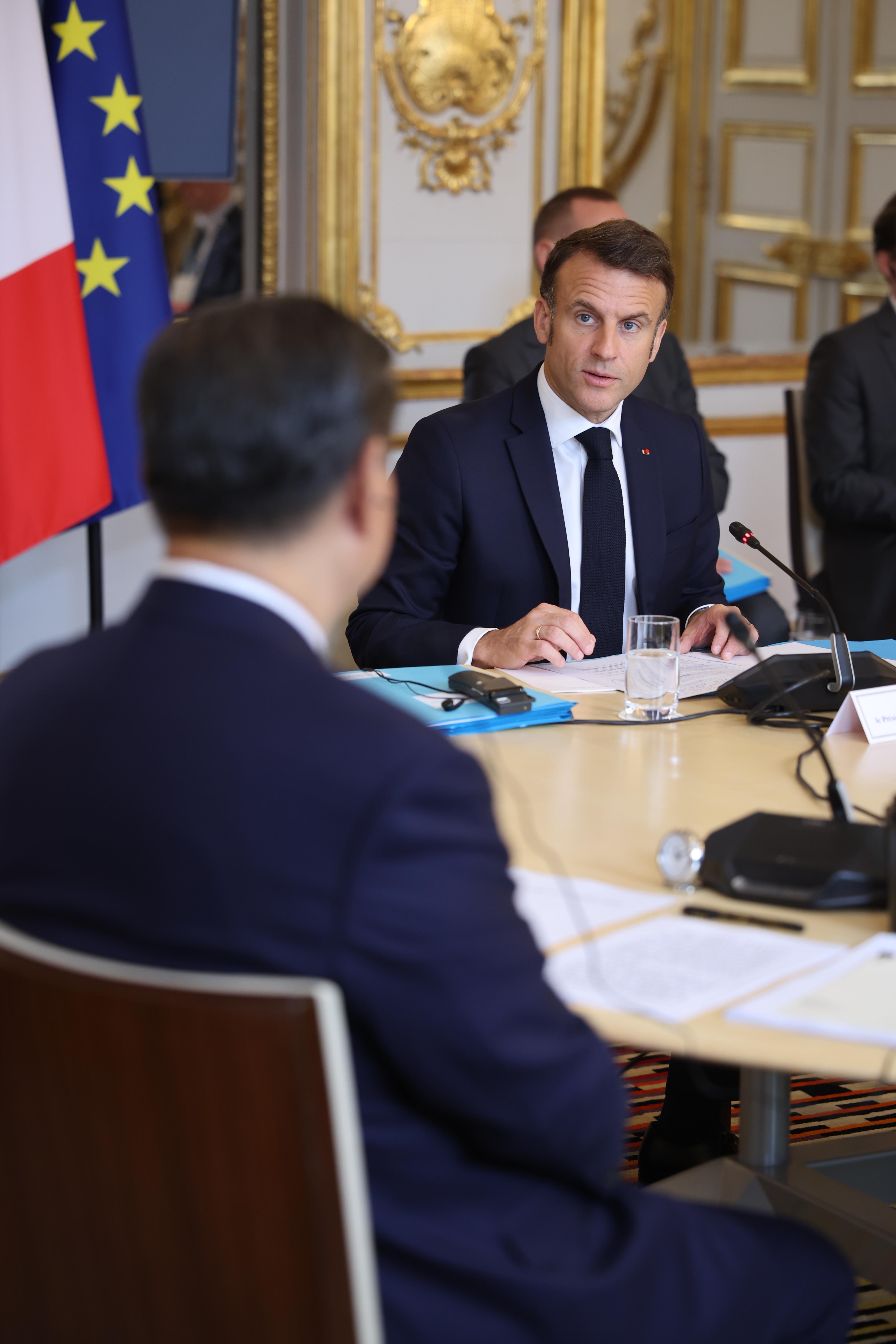 Emmanuel Macron podczas spotkania, podkreślając siłę francuskiej gospodarki.