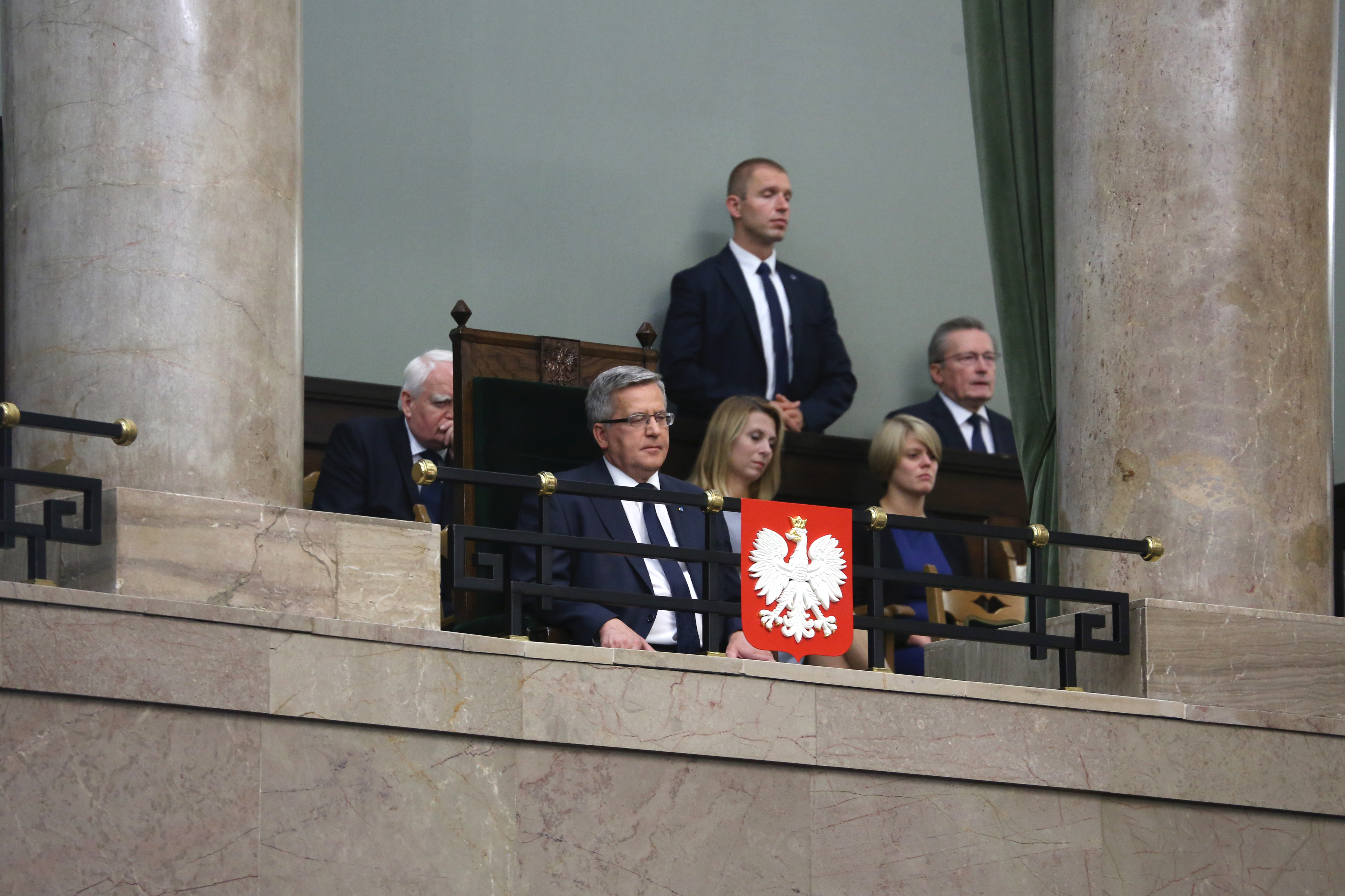Były prezydent Bronisław Komorowski w Sejmie komentuje decyzję Karola Nawrockiego.