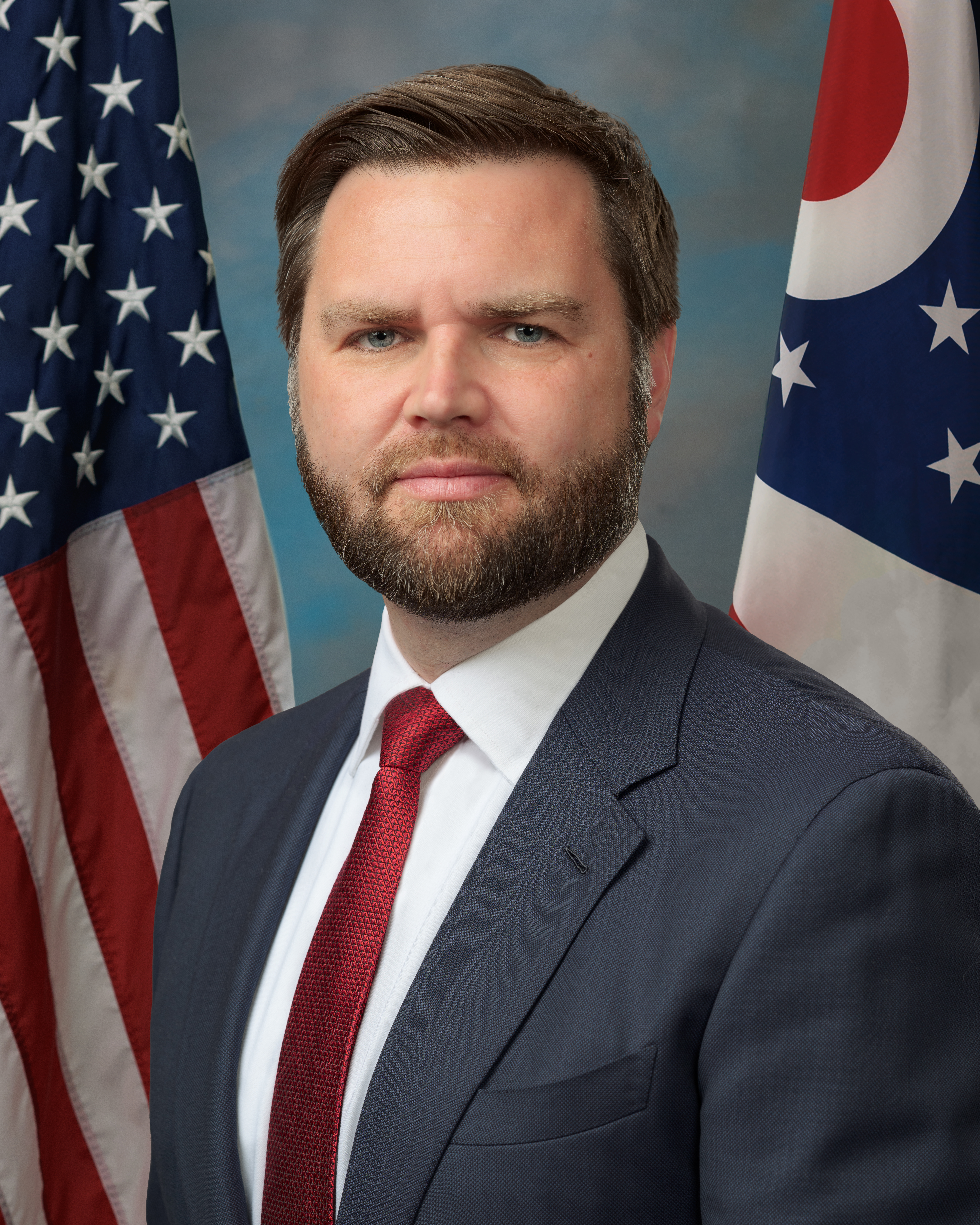 J.D. Vance, amerykański polityk, z flagą USA i flagą Ohio w tle.