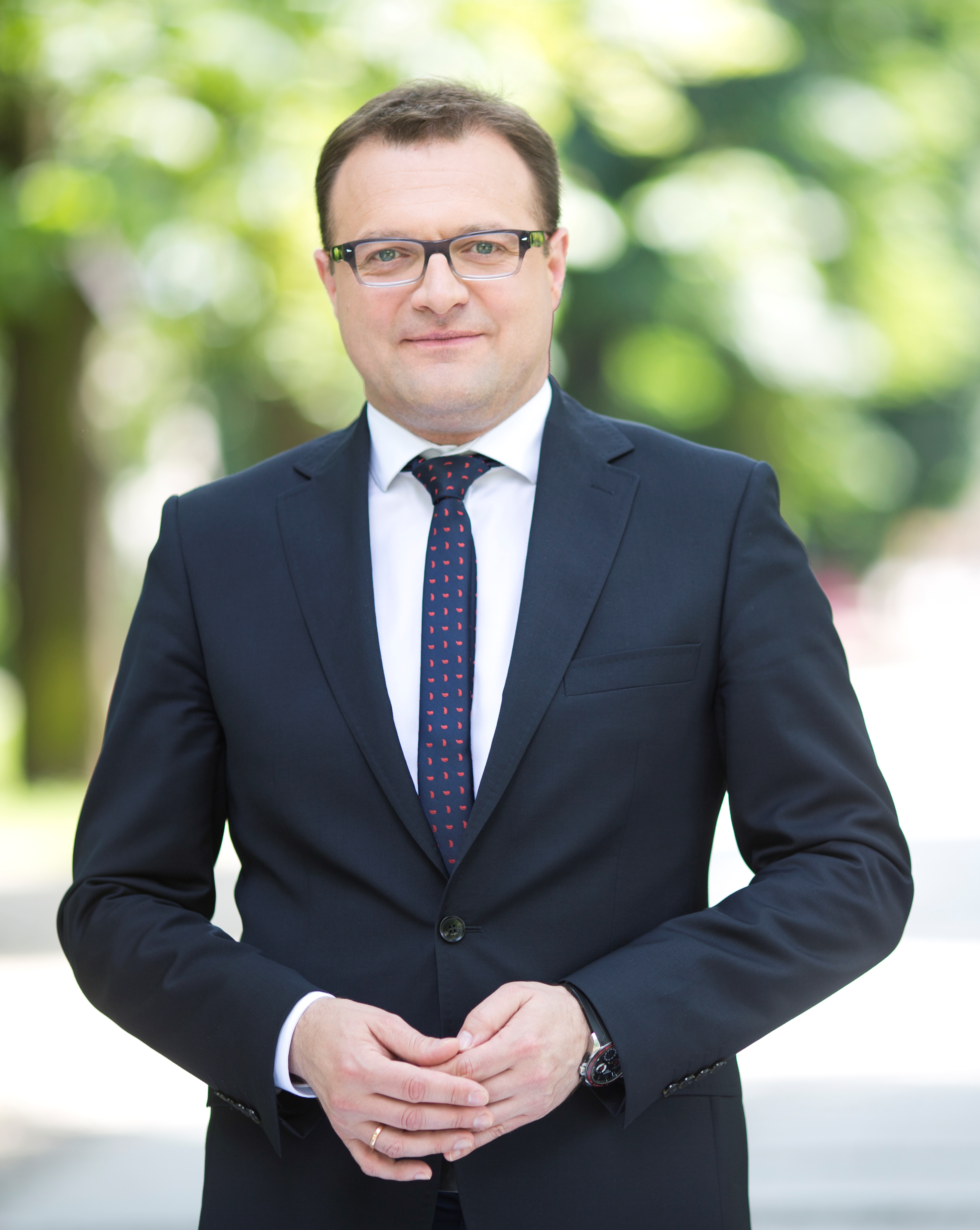 Prezydent Radomia Radosław Witkowski w garniturze i krawacie, ubrany elegancko.