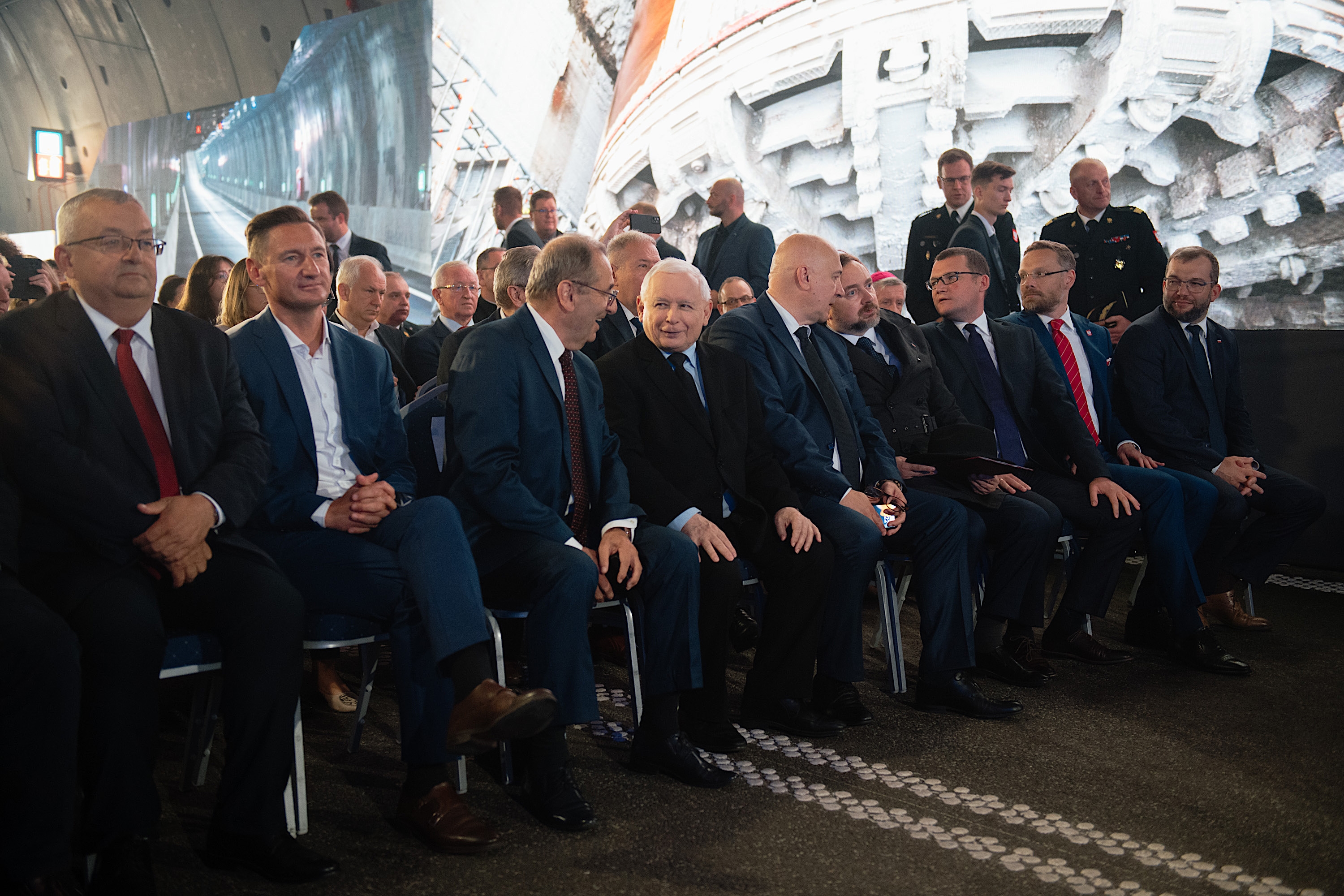 Jarosław Kaczyński i inni politycy na spotkaniu komentują incydent z rosyjskim dronem nad Polską.