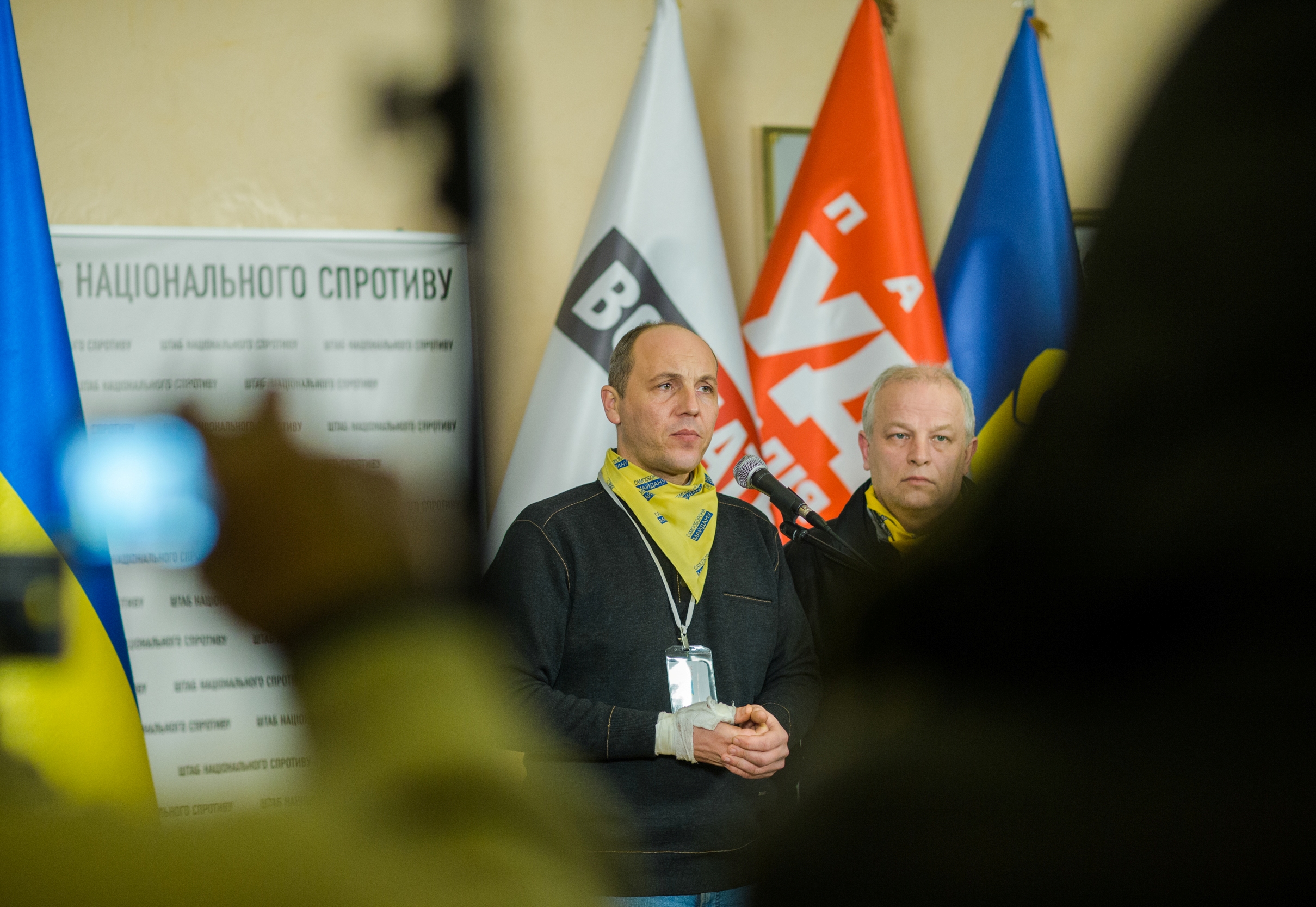 Andrij Parubij przemawia na tle flag, polityk zamordowany we Lwowie.