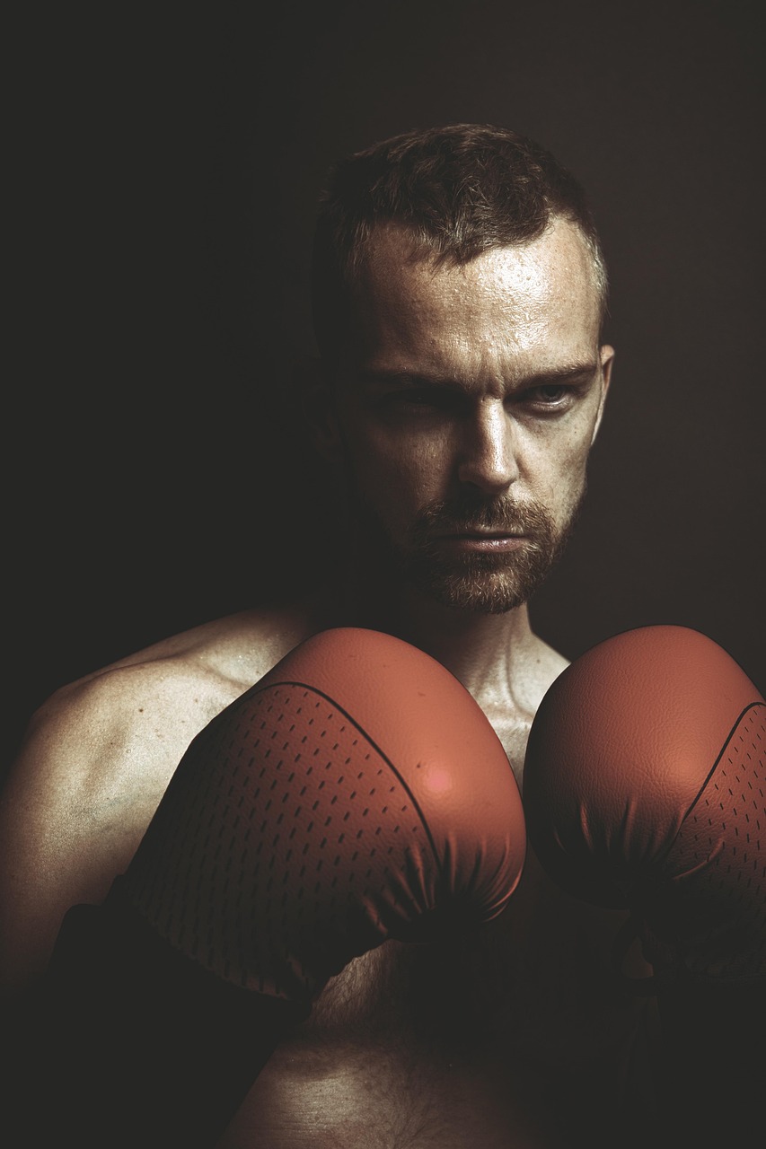 Bokser w rękawicach MMA zdeterminowany przed walką w Grudziądzu.