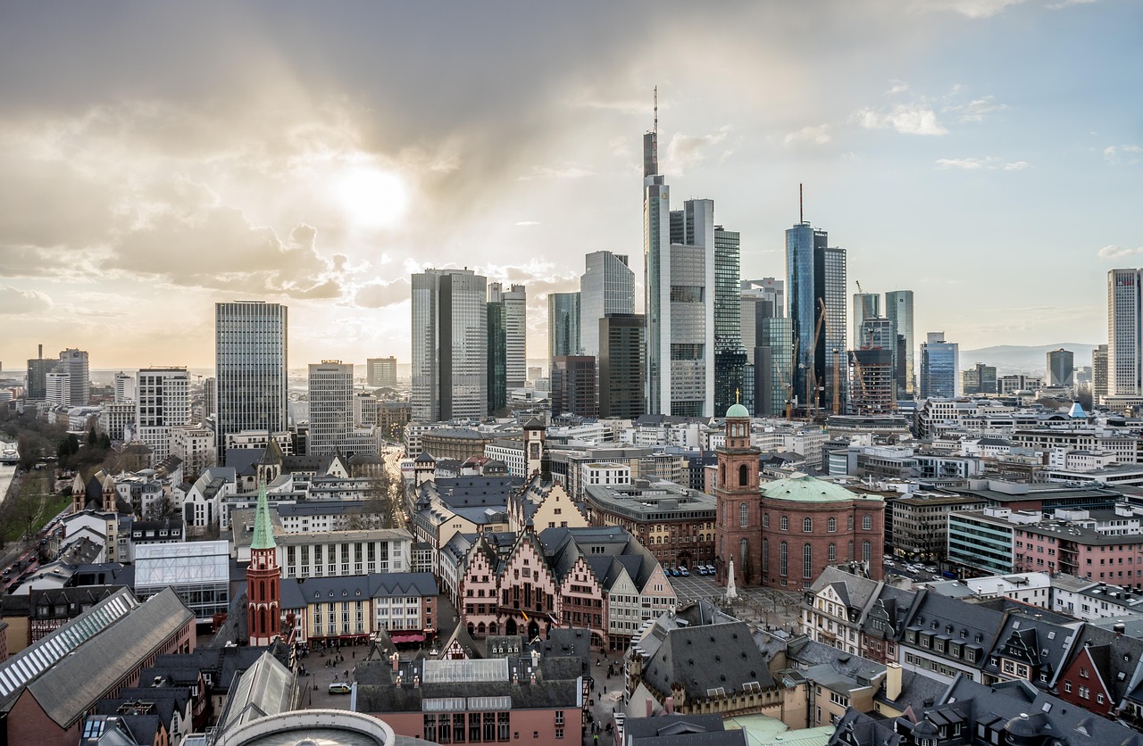 Panorama Frankfurtu z drapaczami chmur i historyczną architekturą, nawiązująca do Eintrachtu Frankfurt.