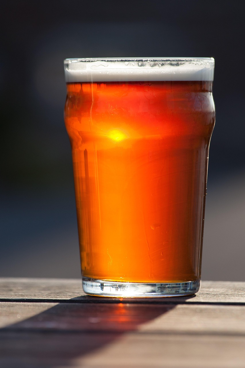 Szklanka piwa z pianką, symbolizująca nocną sprzedaż alkoholu i debatę o prohibicji.