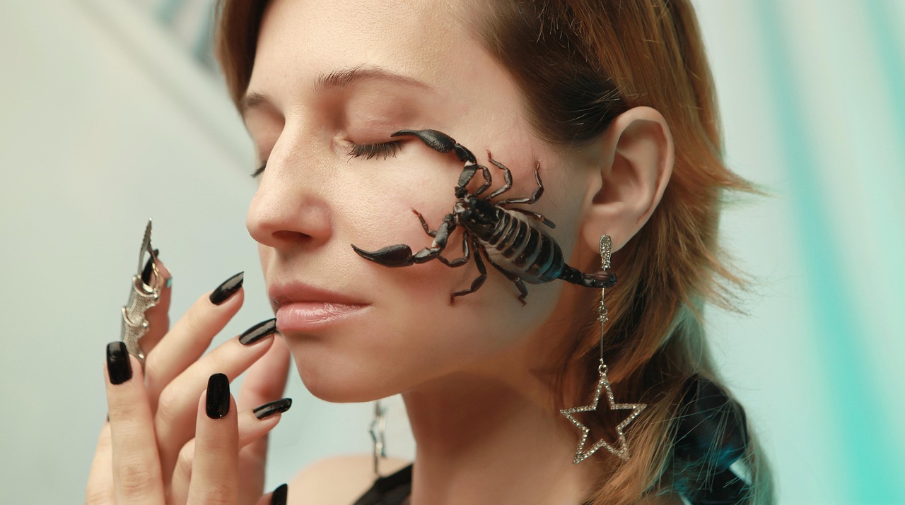 Skorpion na twarzy kobiety, symbol znaku zodiaku Skorpion w horoskopie.