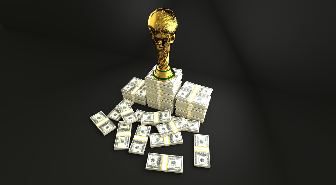 Puchar świata na stosach pieniędzy, symbolizuje nagrody w Ligue 1.