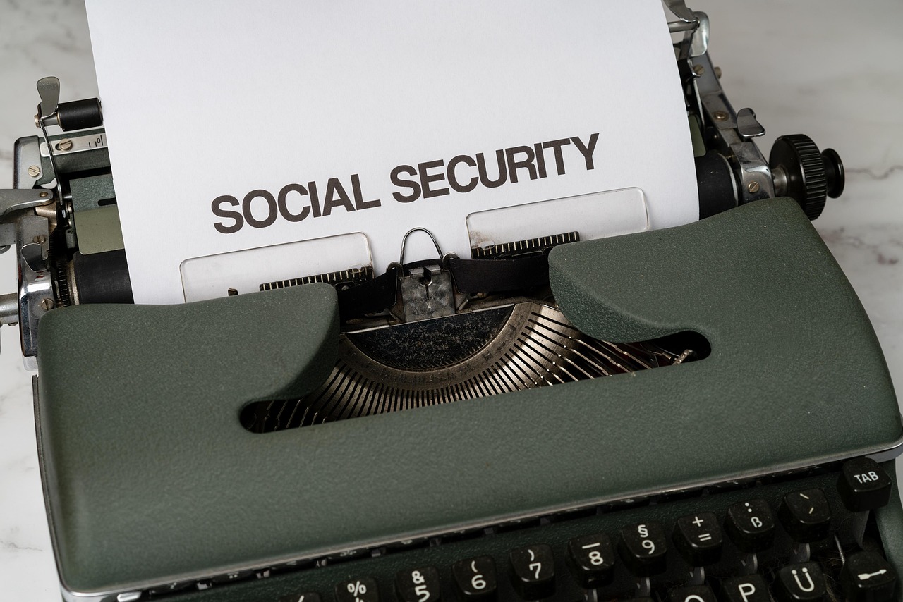 Maszyna do pisania z napisem "SOCIAL SECURITY" na papierze.