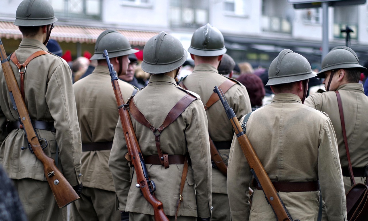 Żołnierze w historycznych mundurach z karabinami, symbolizujący lekcje z II wojny światowej.
