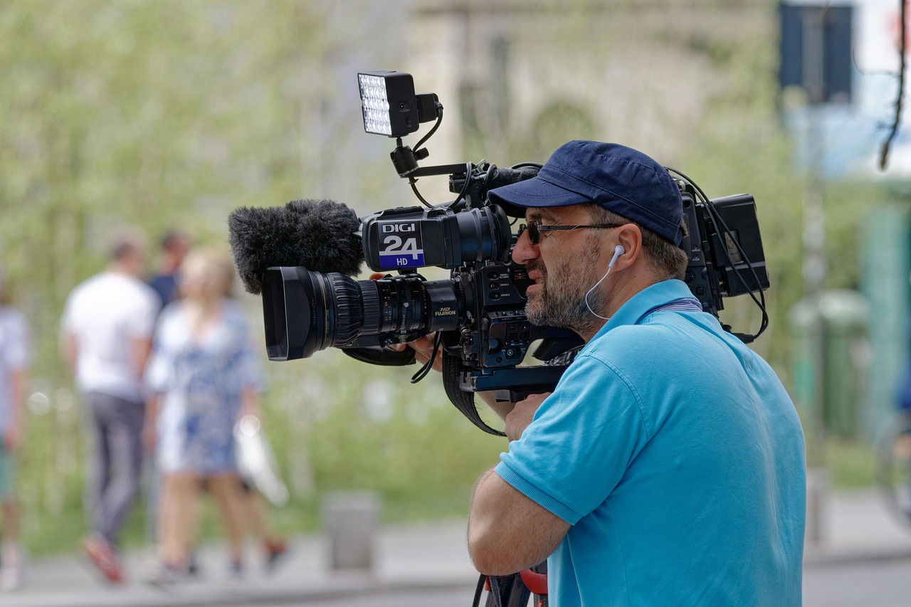 Operator kamery nagrywa wydarzenia, przygotowując nowy program "Kalejdoskop Wydarzeń".