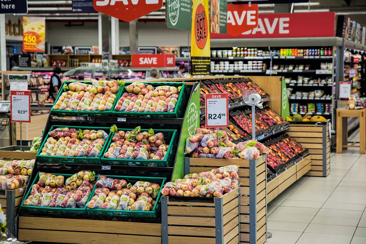 Owoce na sprzedaż w supermarkecie, przygotowanie na nowy system kaucyjny.