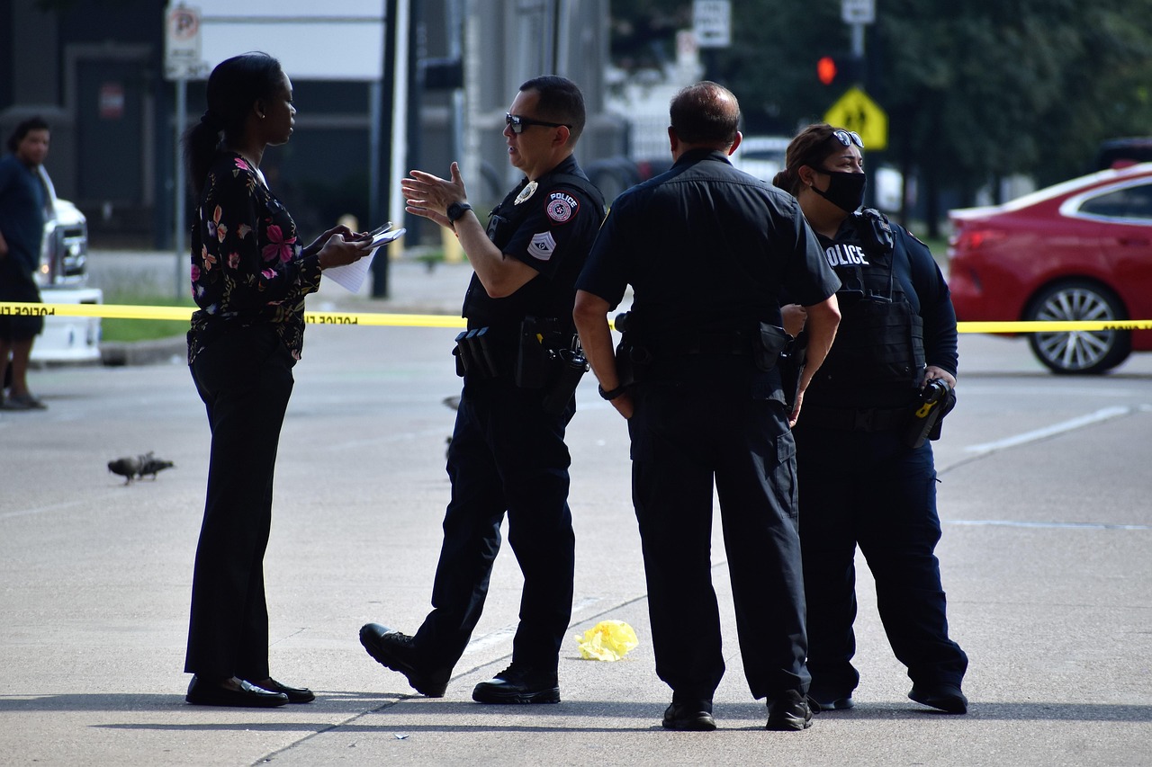 Policja w Chicago rozmawia ze świadkiem przy taśmie policyjnej