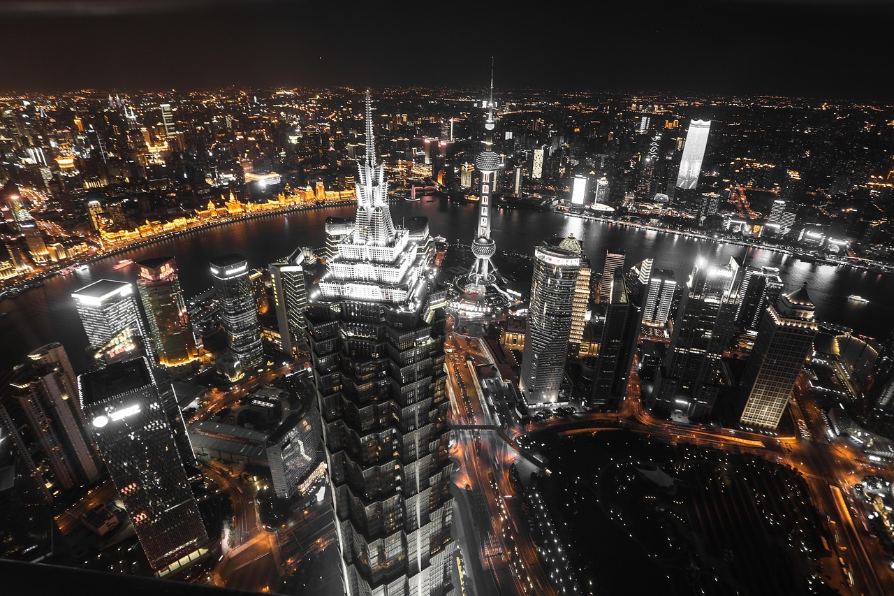 Nocny widok na panoramę Szanghaju, symbolizujący otwartość Chin dla podróżnych.