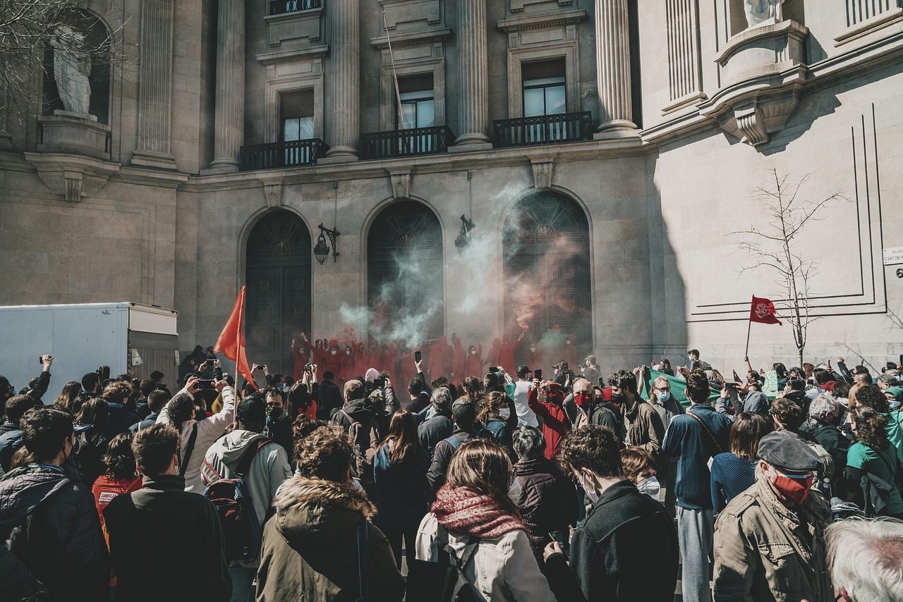 Protestujący z flagą i racami przed budynkiem sądu, kwestionujący decyzję prezydenta o użyciu wojska.