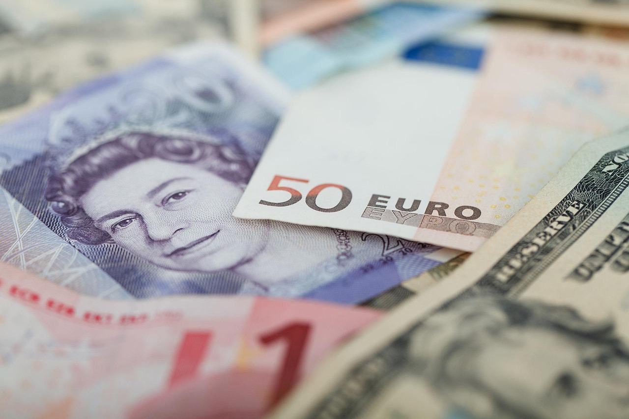 Różne waluty światowe, w tym dolar amerykański, euro i funt brytyjski.