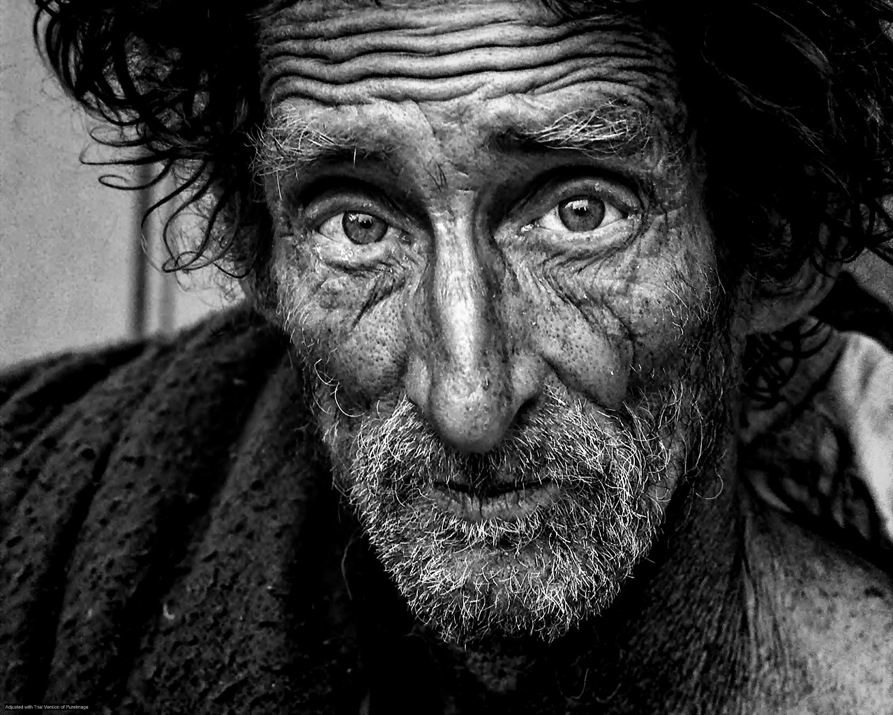 Portret bezdomnego mężczyzny, symbolizujący potrzebujących wsparcia.