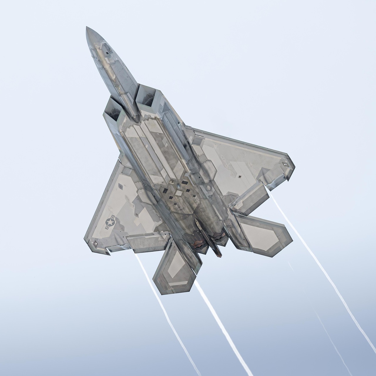 Myśliwiec F-22 Raptor w locie, symbol gotowości obronnej Polski.