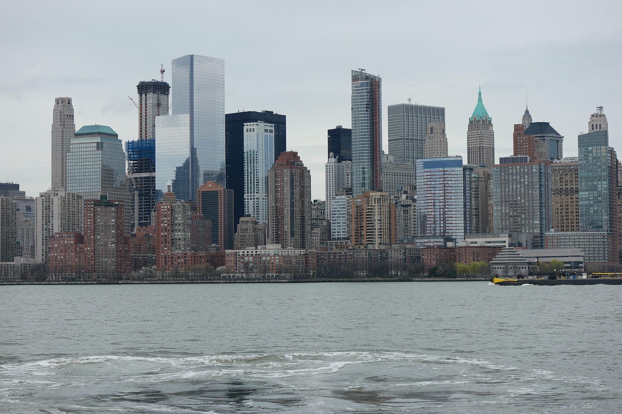 Nowe zasady wysyłki do USA: panorama Nowego Jorku z widocznym Manhattanem.