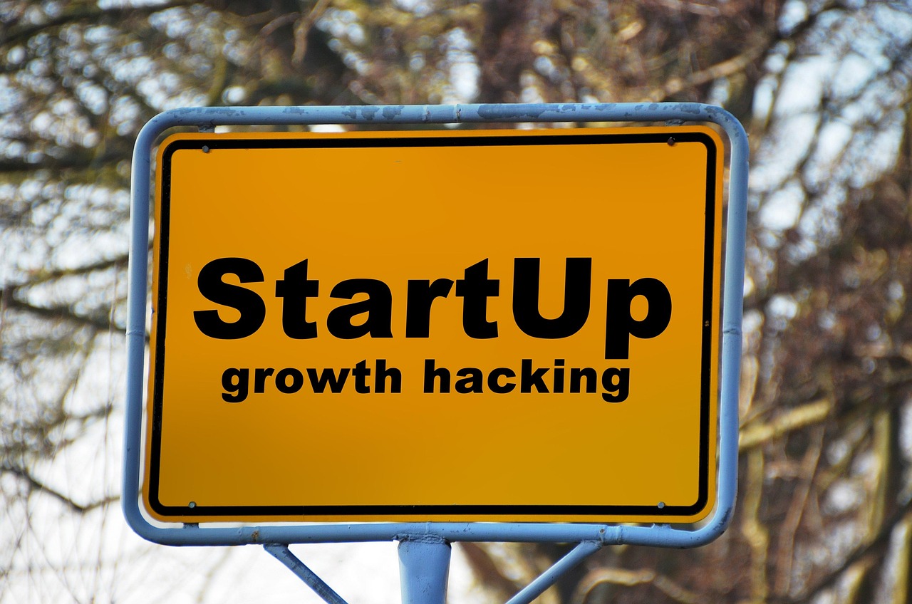 Znak drogowy z napisem "StartUp growth hacking" symbolizujący rozwój firmy Sanok.