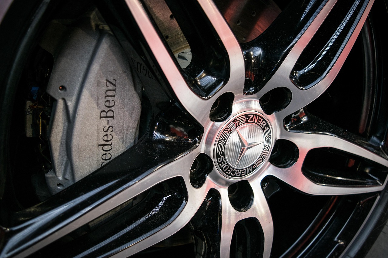 Felga i zacisk hamulcowy Mercedes-Benz z logo producenta w kontekście upadku firmy motoryzacyjnej.
