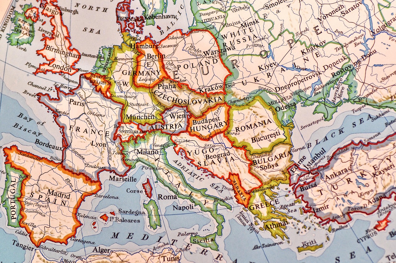 Mapa Europy Środkowej z zaznaczoną Polską, Niemcami i innymi krajami, ilustrująca dyskusję o reparacjach.